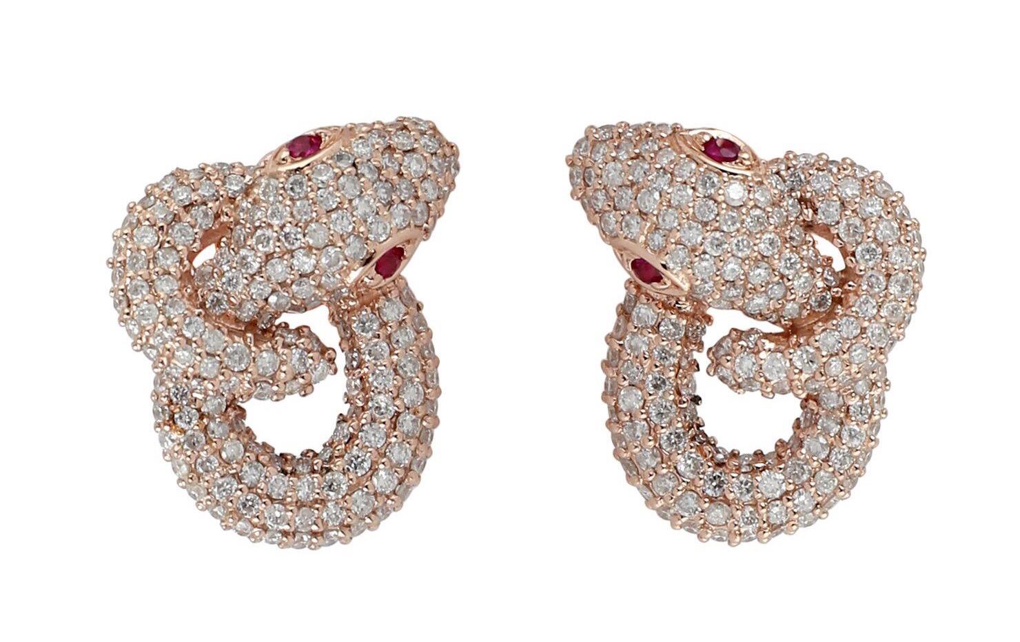 Taglio misto Orecchini a perno con diamante e rubino a forma di serpente intrecciato 14 carati in vendita