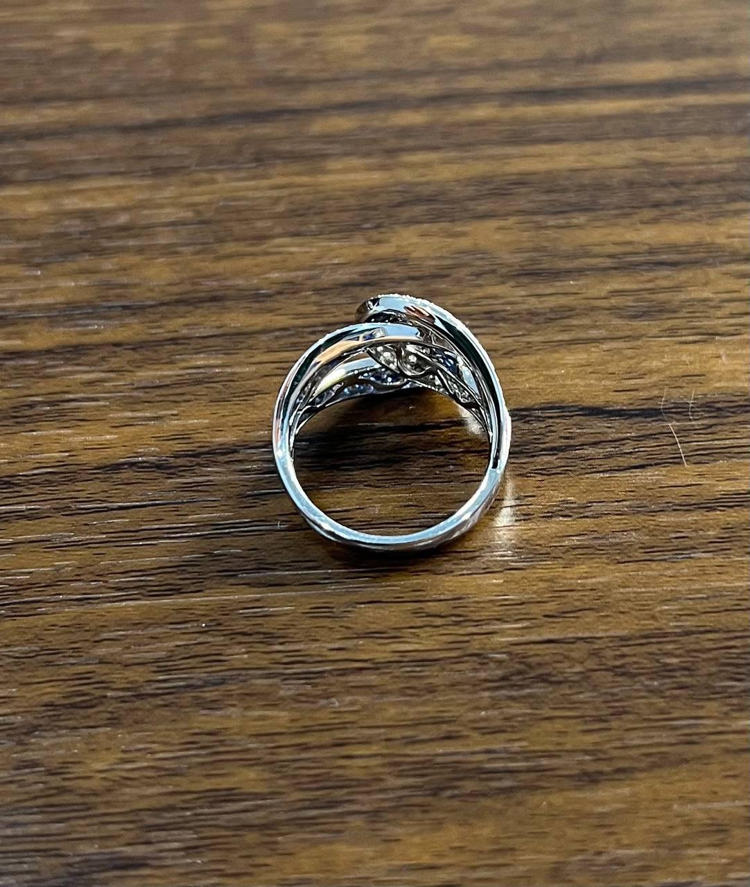 Intertwining Blue Sapphires Diamonds Interlocking Shapes White Gold Fashion Ring In New Condition For Sale In Oakton, VA