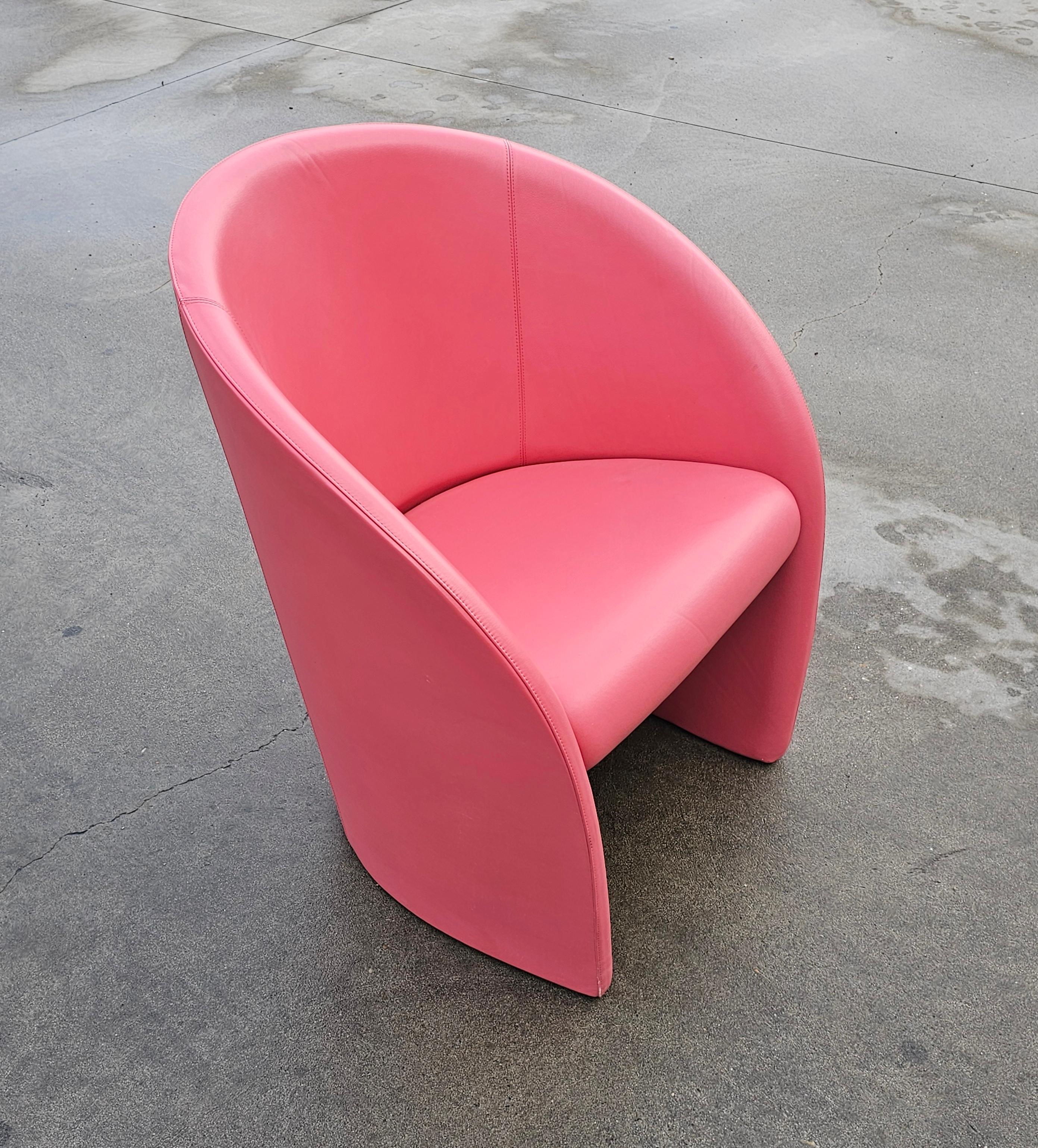 italien 1 des 8 fauteuils club Intervista de Poltrona Frau en cuir rose, Italie 1989 en vente