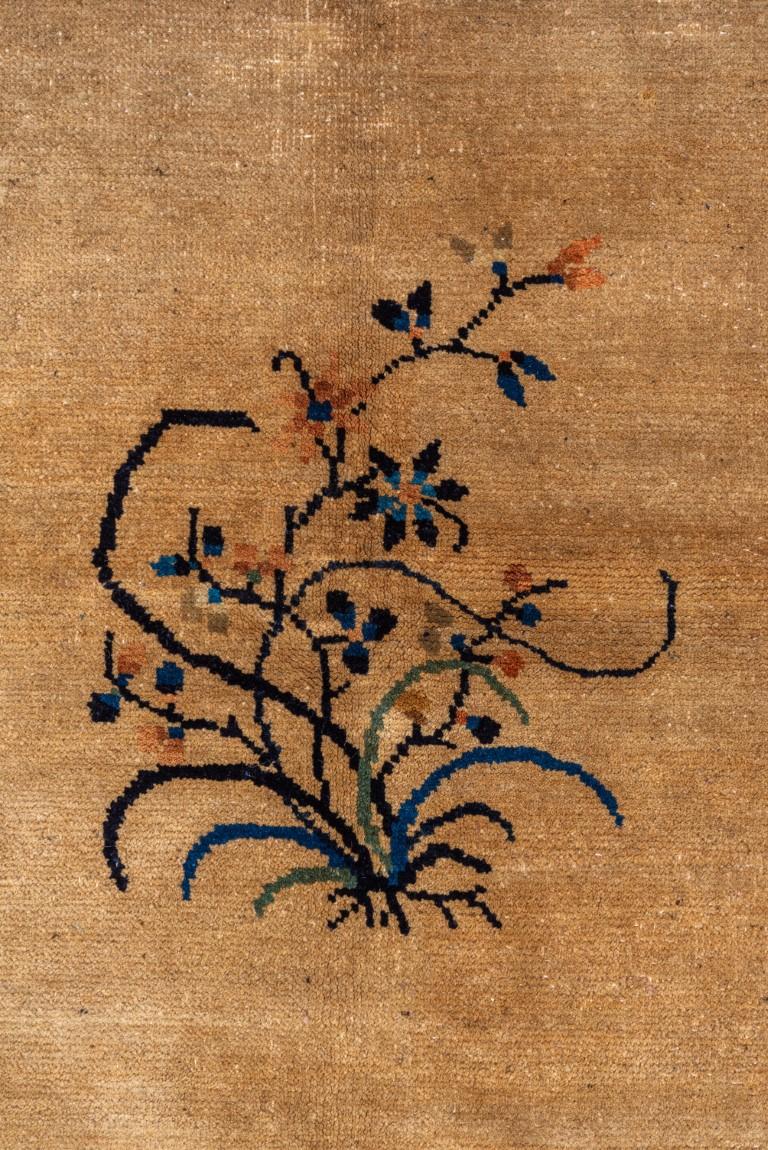 Noué à la main Tapis chinois Art déco d'après-guerre avec un champ de paille et un bord bleu en vente