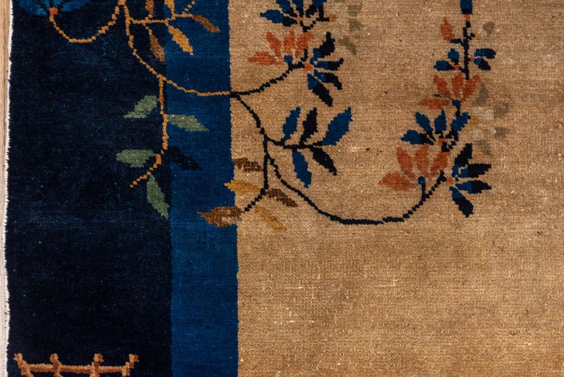 Chinesischer Art-Déco-Teppich aus der Zwischenkriegszeit mit Strohfeld und blauer Bordüre (20. Jahrhundert) im Angebot