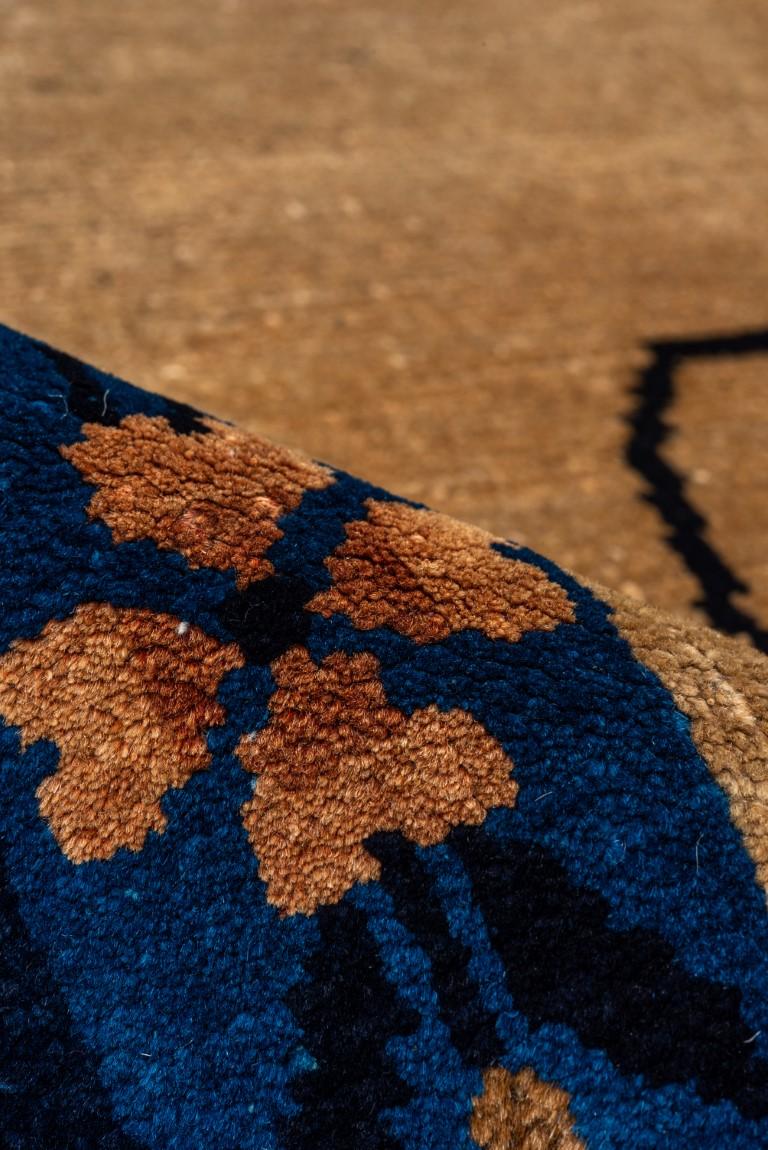 Chinesischer Art-Déco-Teppich aus der Zwischenkriegszeit mit Strohfeld und blauer Bordüre im Angebot 1