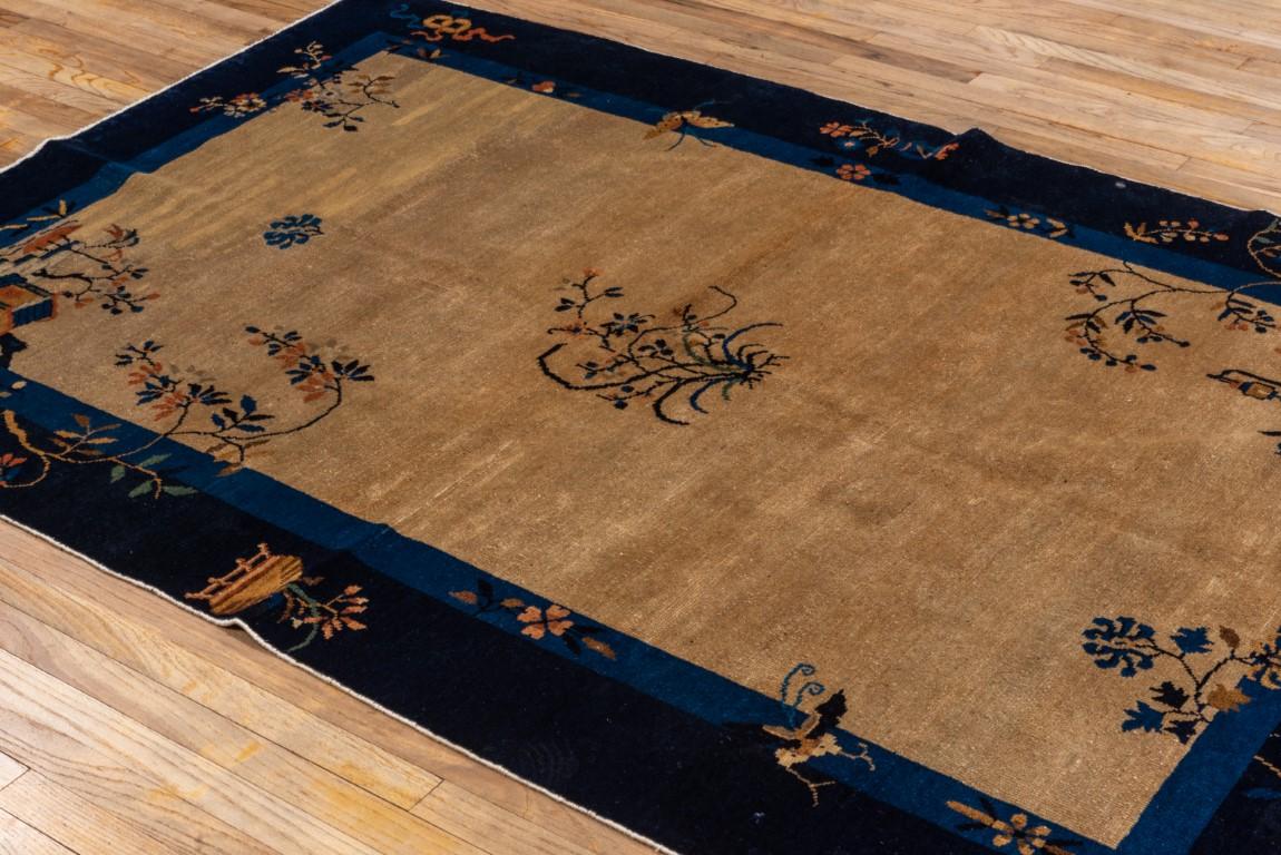 Chinesischer Art-Déco-Teppich aus der Zwischenkriegszeit mit Strohfeld und blauer Bordüre im Angebot 2