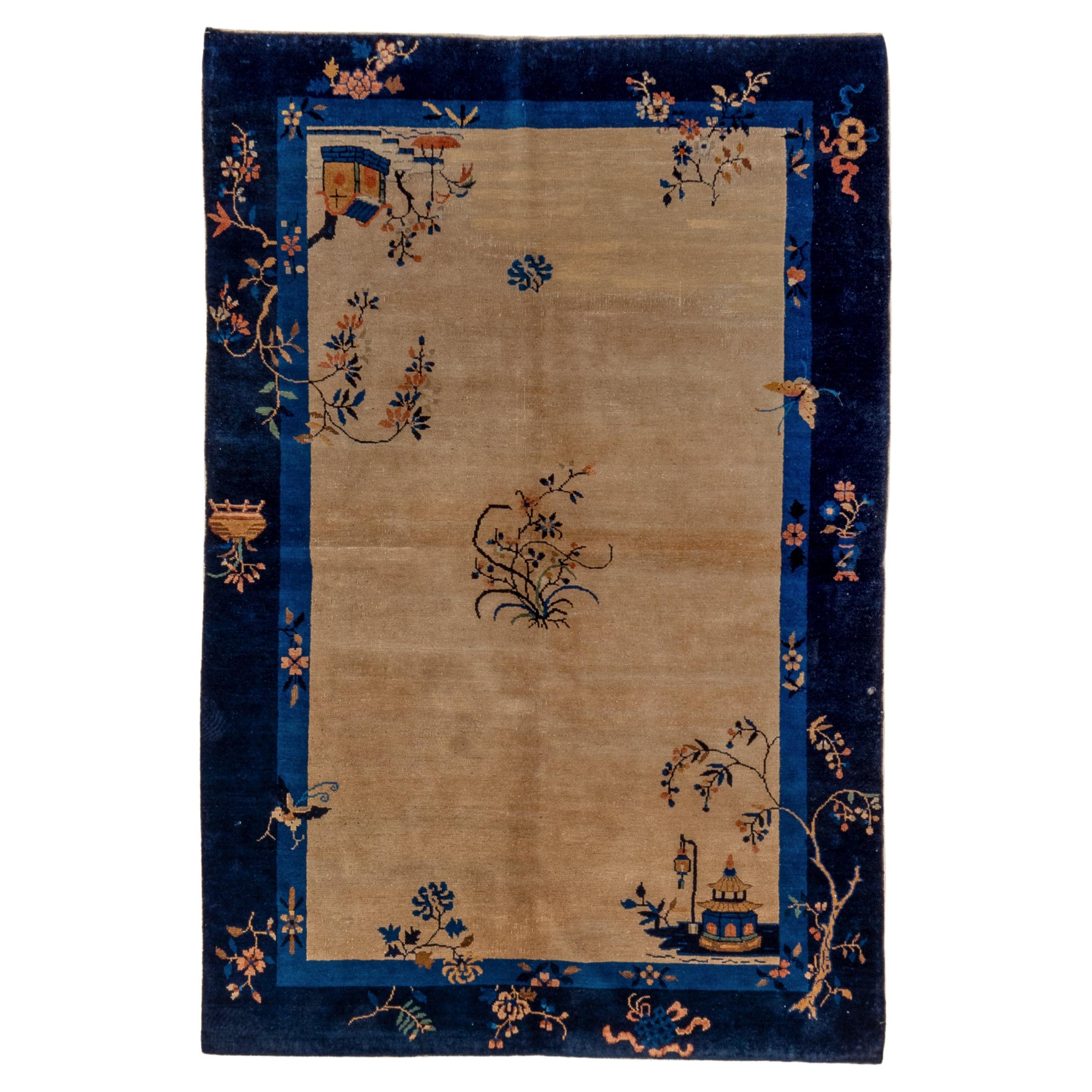 Chinesischer Art-Déco-Teppich aus der Zwischenkriegszeit mit Strohfeld und blauer Bordüre im Angebot