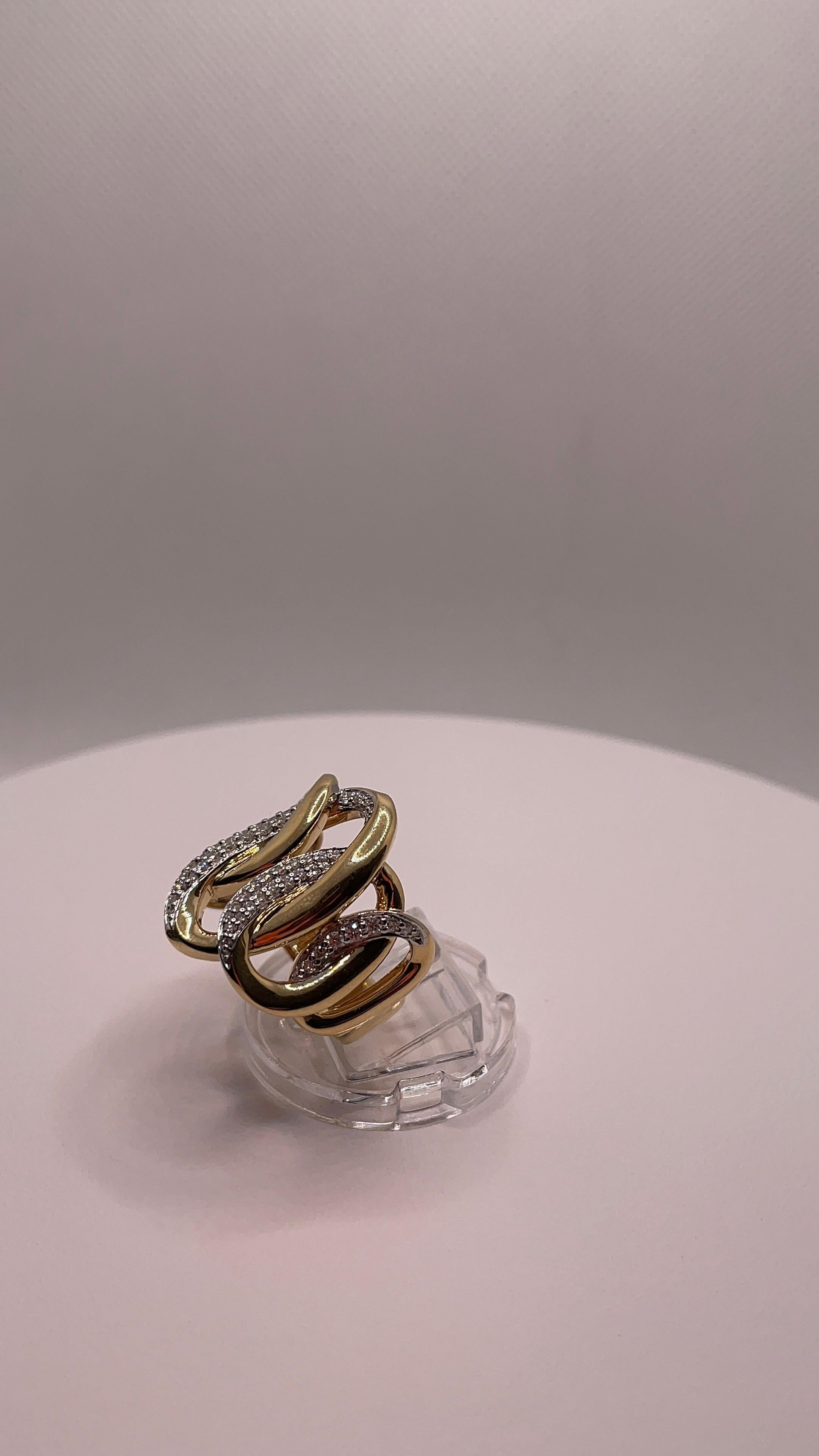 Verwobener Diamantring aus 18K Gelbgold

Dieser auffallend elegante Ring ist aus 18 Karat Gelbgold gefertigt und wiegt 8,72 Gramm. Die kühn ineinander verschlungenen Bänder bilden eine dynamische Silhouette, die Stärke, Einheit und zeitlose