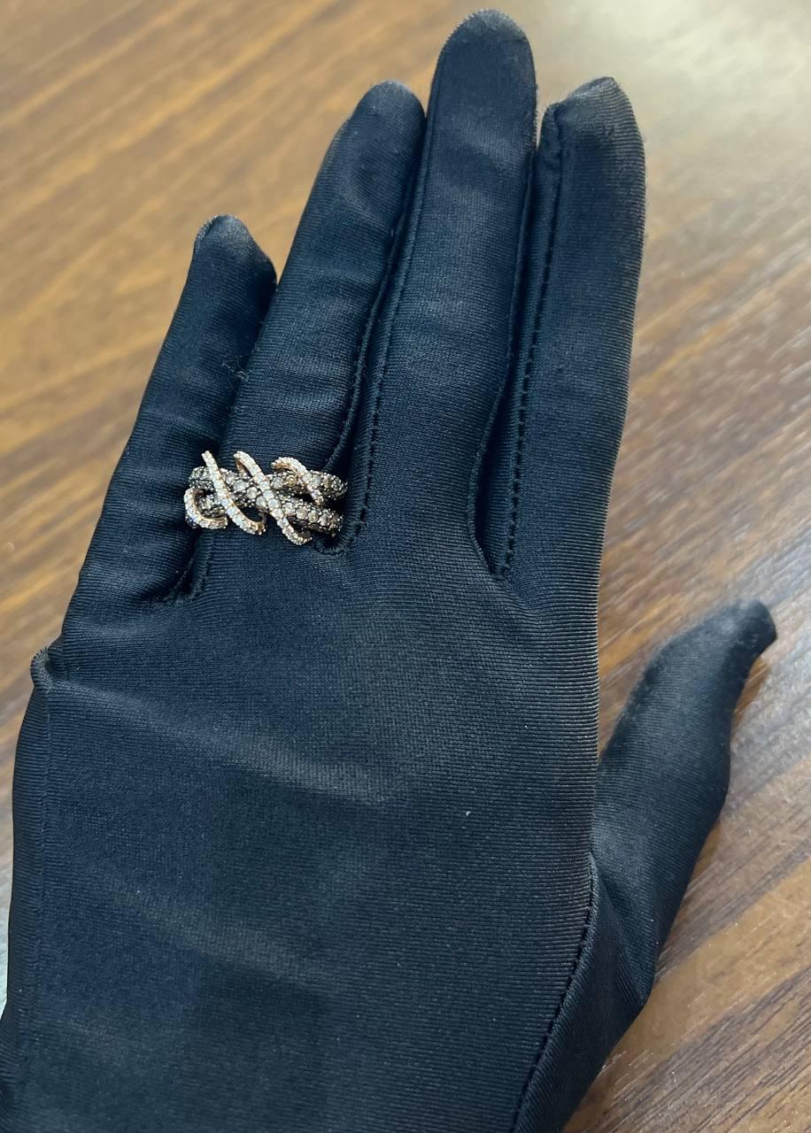 Anello con pavé intrecciato di diamanti bianchi e marroni champagne in oro rosa 14K in vendita 6