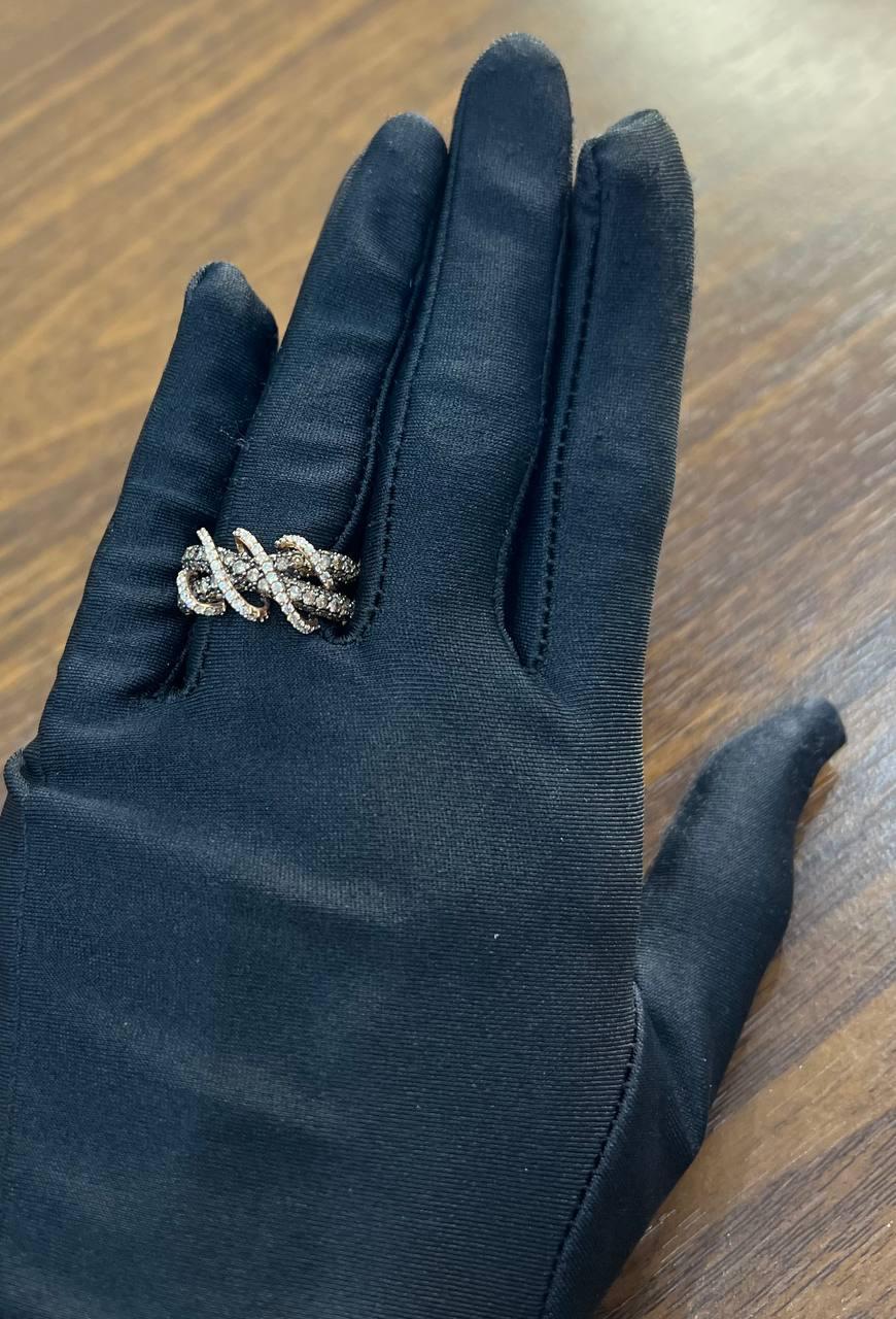 Anello con pavé intrecciato di diamanti bianchi e marroni champagne in oro rosa 14K in vendita 7