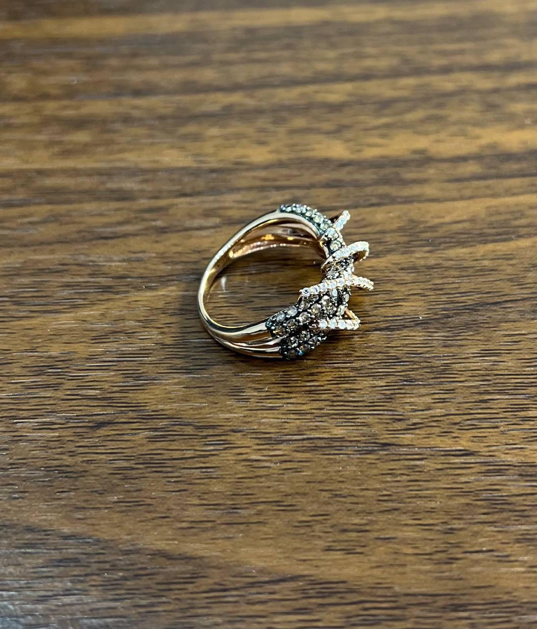 Taglio misto Anello con pavé intrecciato di diamanti bianchi e marroni champagne in oro rosa 14K in vendita