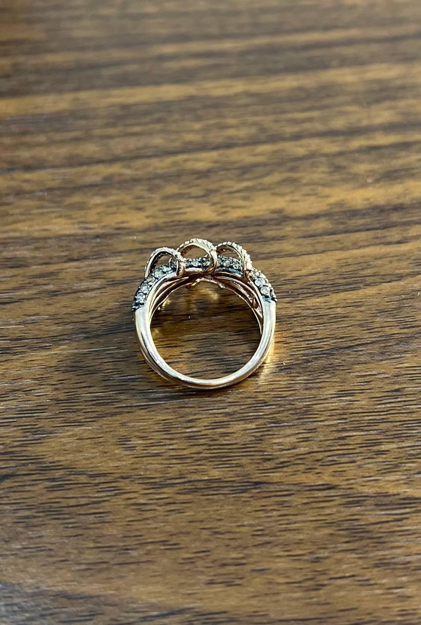 Donna Anello con pavé intrecciato di diamanti bianchi e marroni champagne in oro rosa 14K in vendita