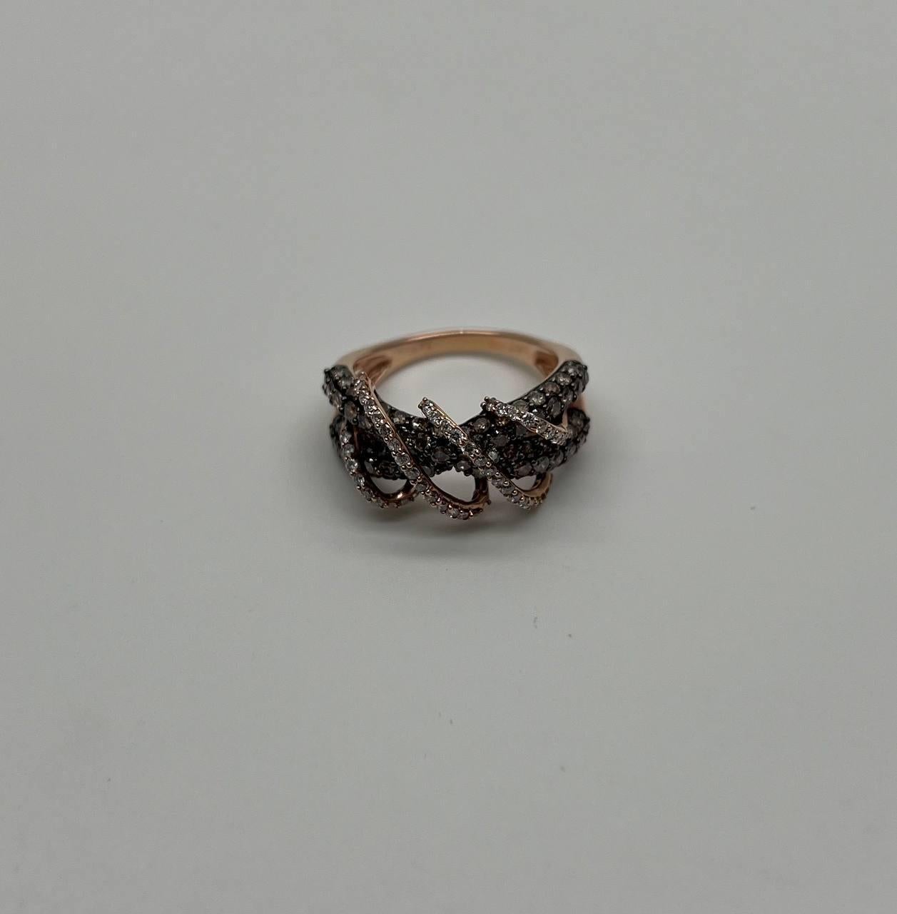 Anello con pavé intrecciato di diamanti bianchi e marroni champagne in oro rosa 14K in vendita 1