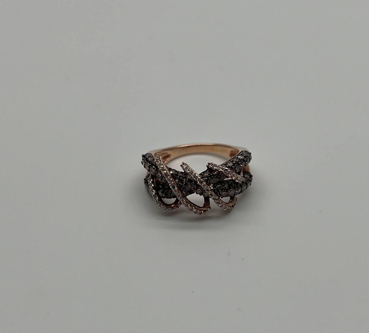 Anello con pavé intrecciato di diamanti bianchi e marroni champagne in oro rosa 14K in vendita 2
