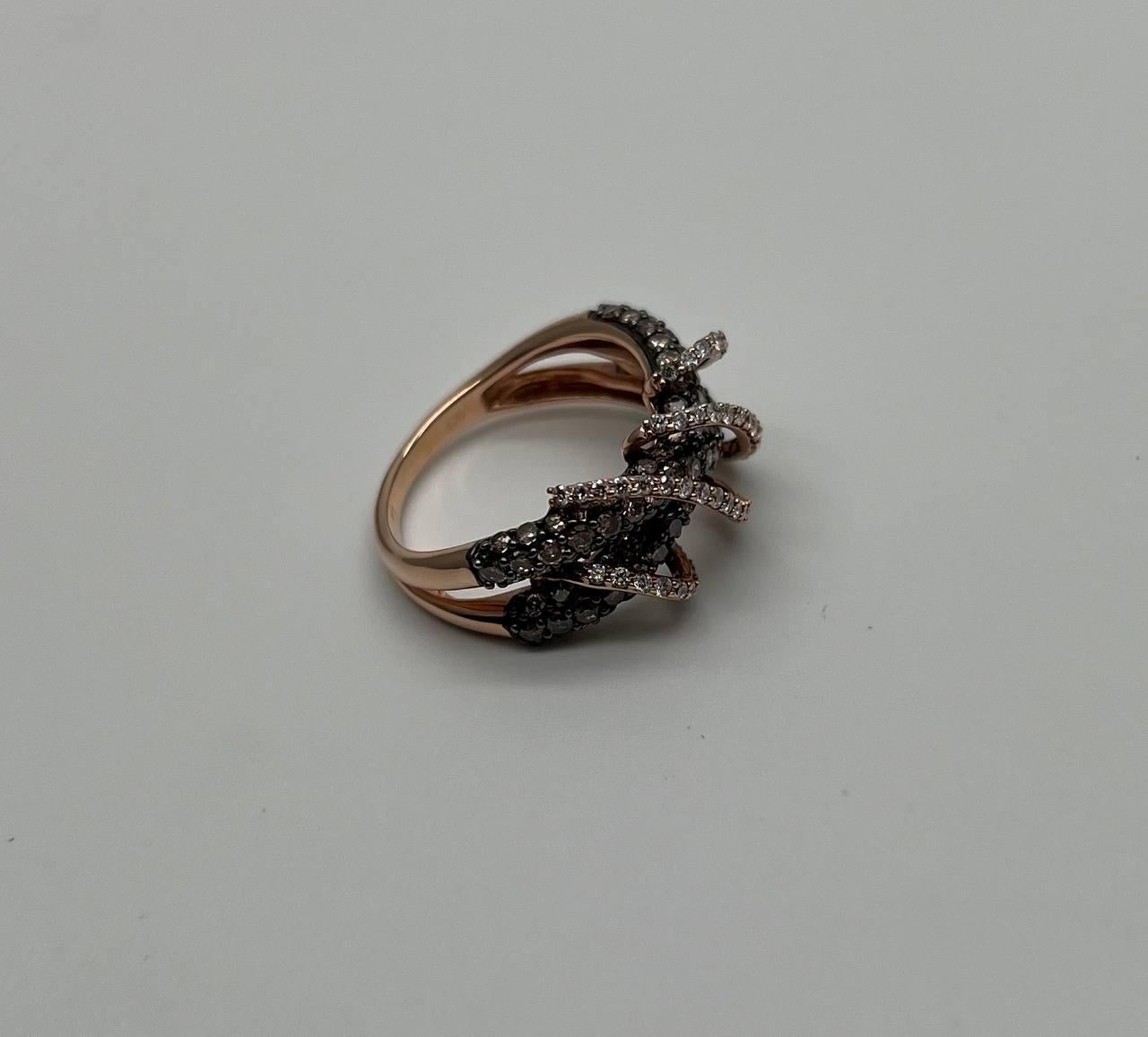 Anello con pavé intrecciato di diamanti bianchi e marroni champagne in oro rosa 14K in vendita 3