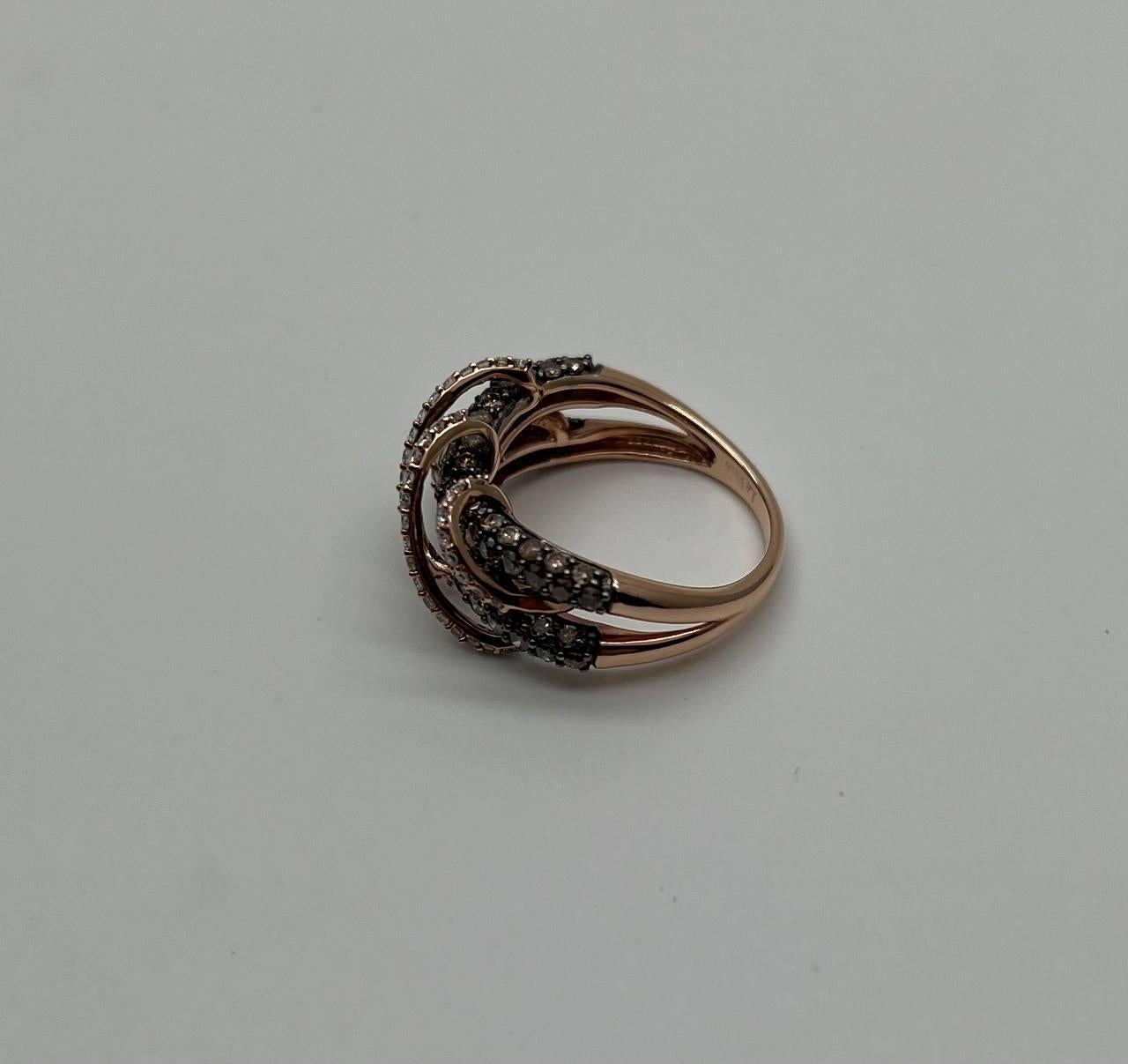 Anello con pavé intrecciato di diamanti bianchi e marroni champagne in oro rosa 14K in vendita 4