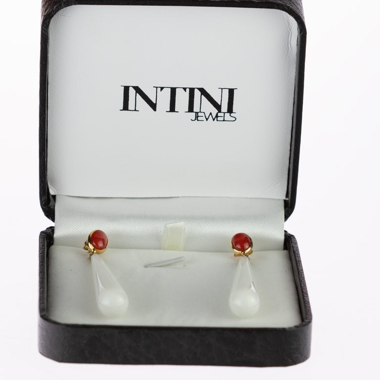Contemporary Intini Coral White Agate 18 Karat Gold Bold Tear Drop Dangle Cocktail Earrings For Sale