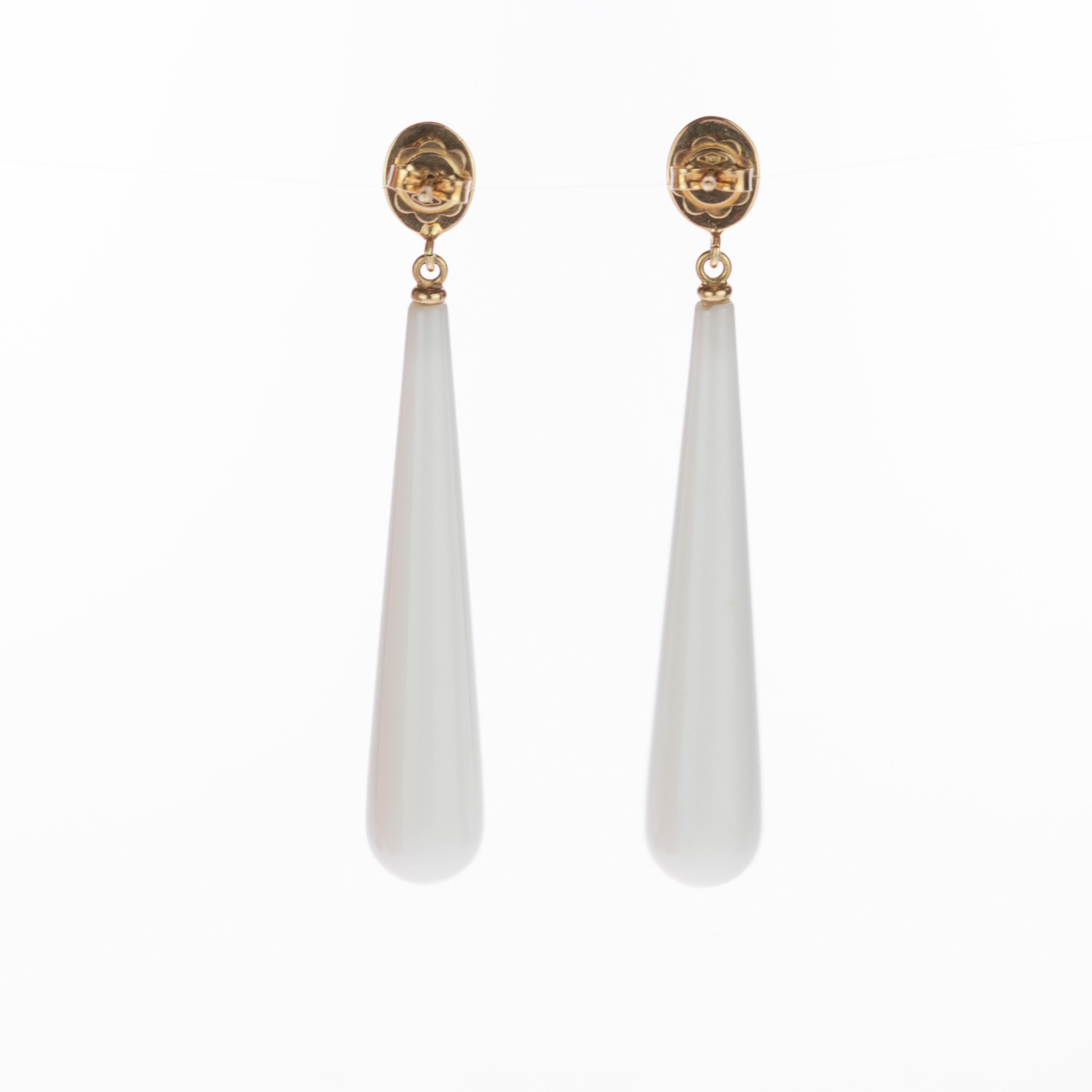 Contemporary Intini Coral White Agate 18 Karat Gold Bold Tear Drop Dangle Cocktail Earrings For Sale