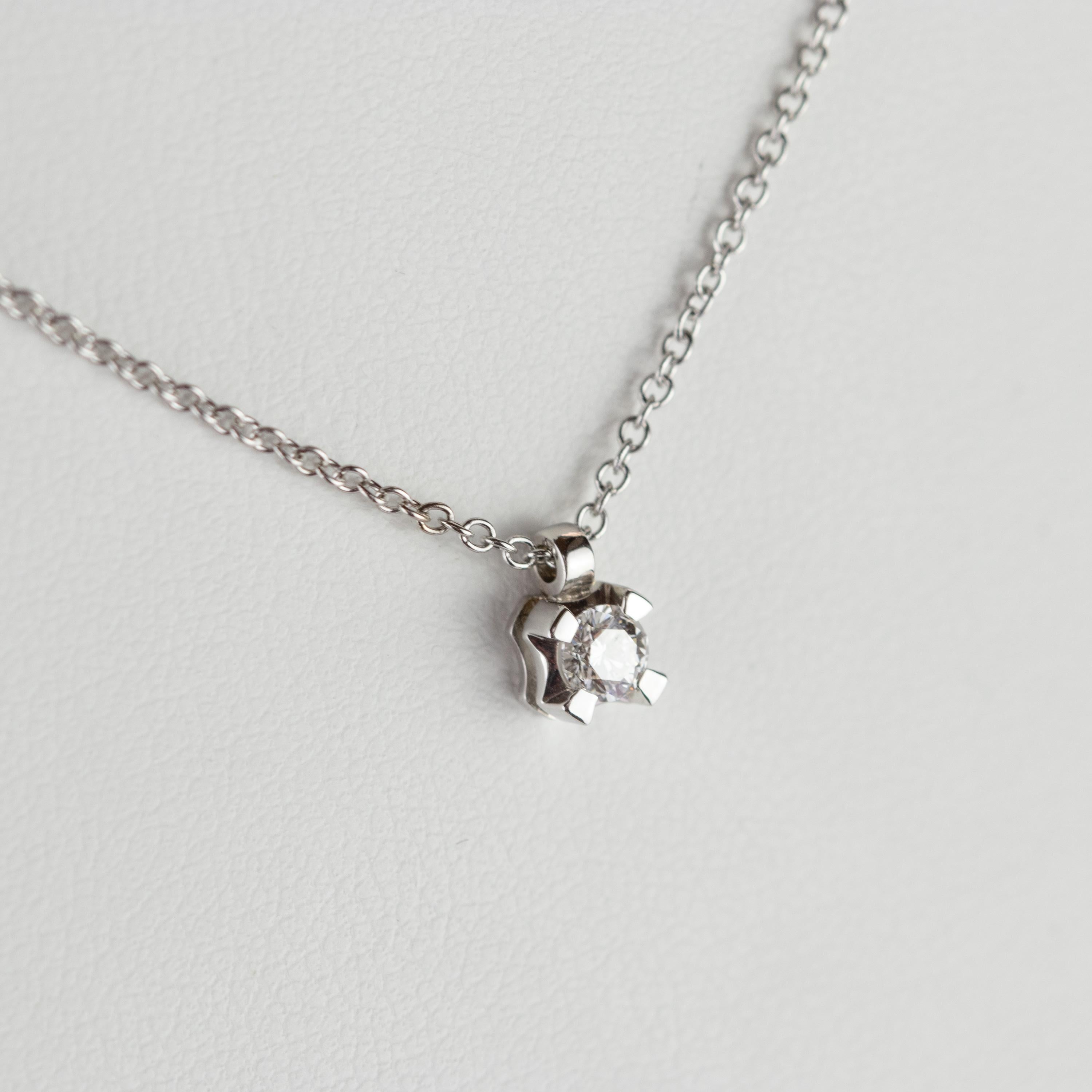 Moderne Intini, collier à pendentif solitaire en or blanc avec diamants brillants de 0,2 carat en vente