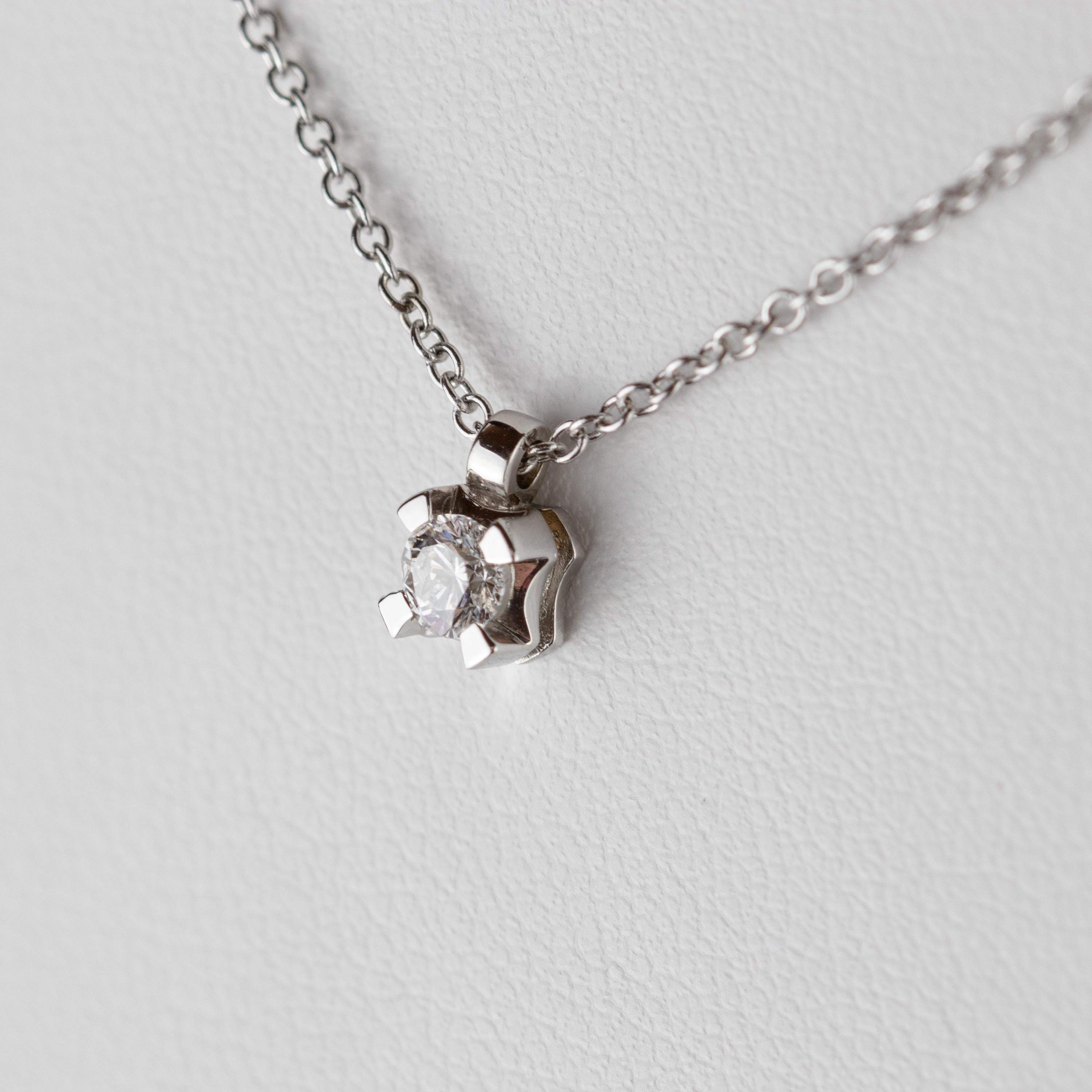 Taille ronde Intini, collier à pendentif solitaire en or blanc avec diamants brillants de 0,2 carat en vente