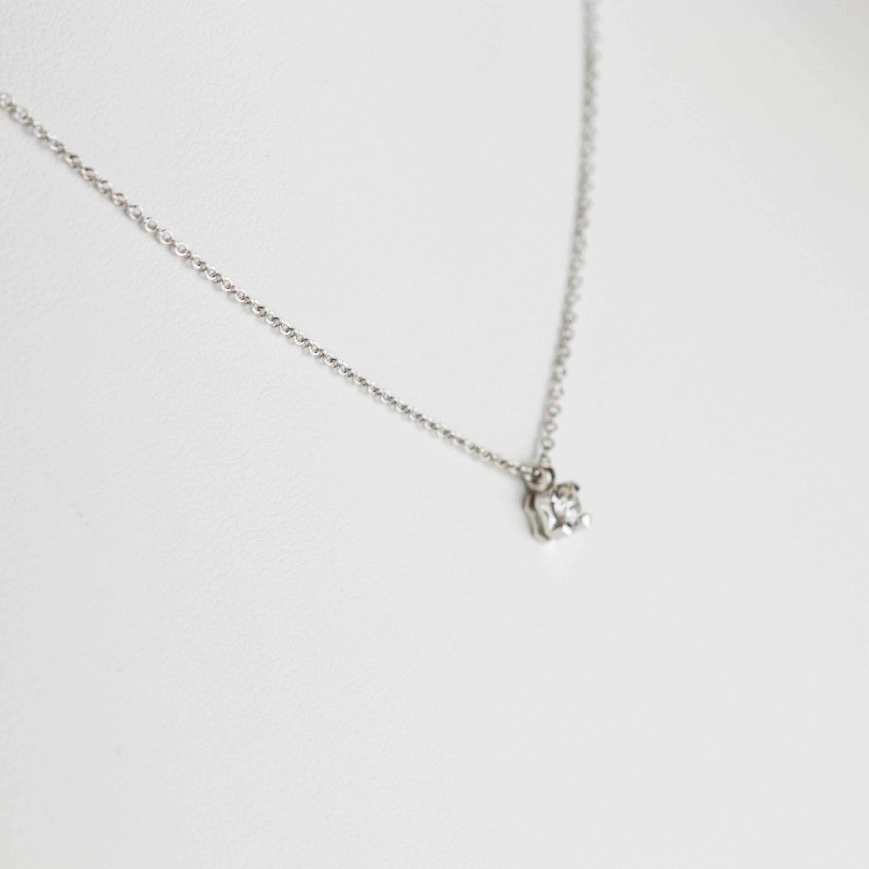 Intini, collier à pendentif solitaire en or blanc avec diamants brillants de 0,2 carat Neuf - En vente à Milano, IT
