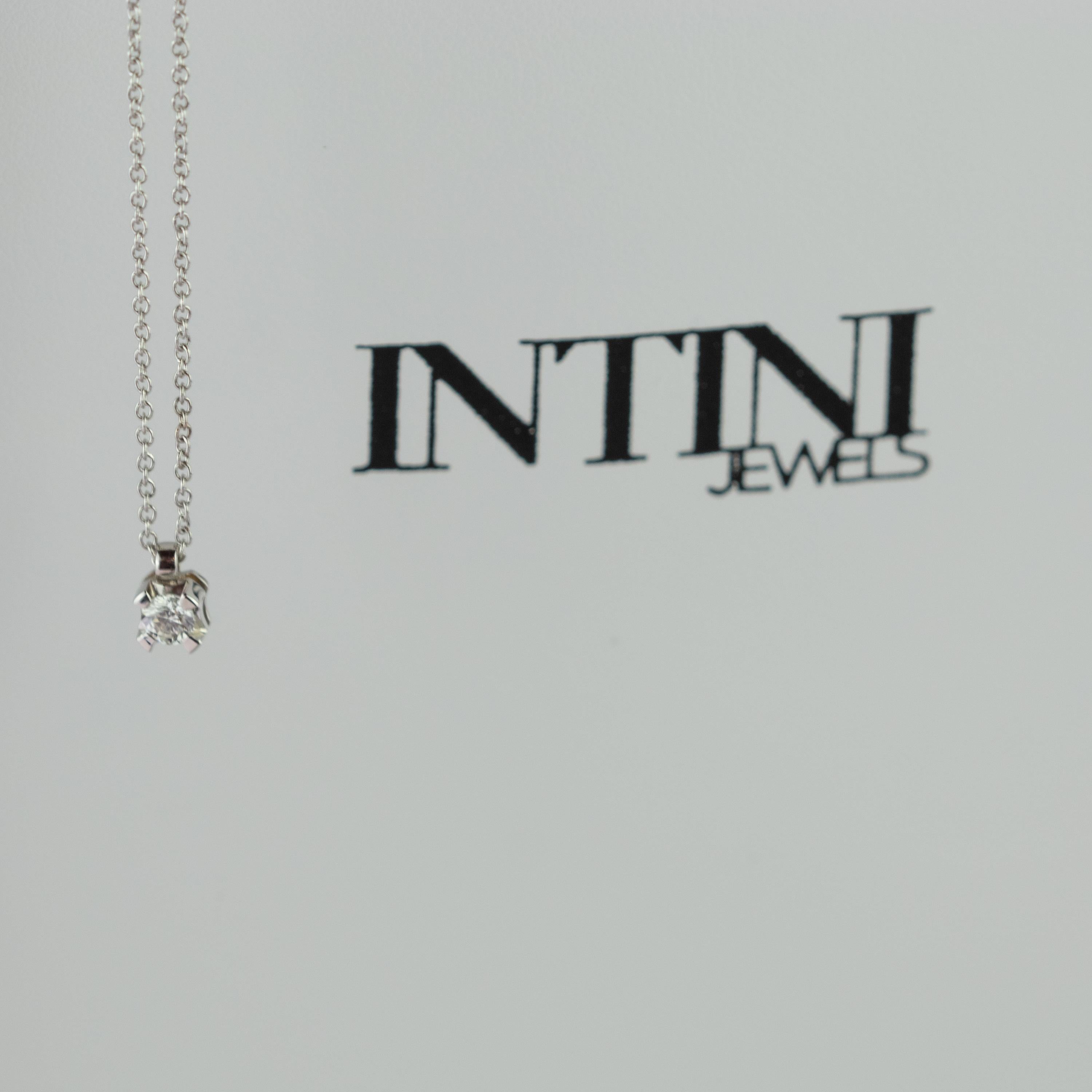 Intini, collier à pendentif solitaire en or blanc avec diamants brillants de 0,2 carat en vente 1