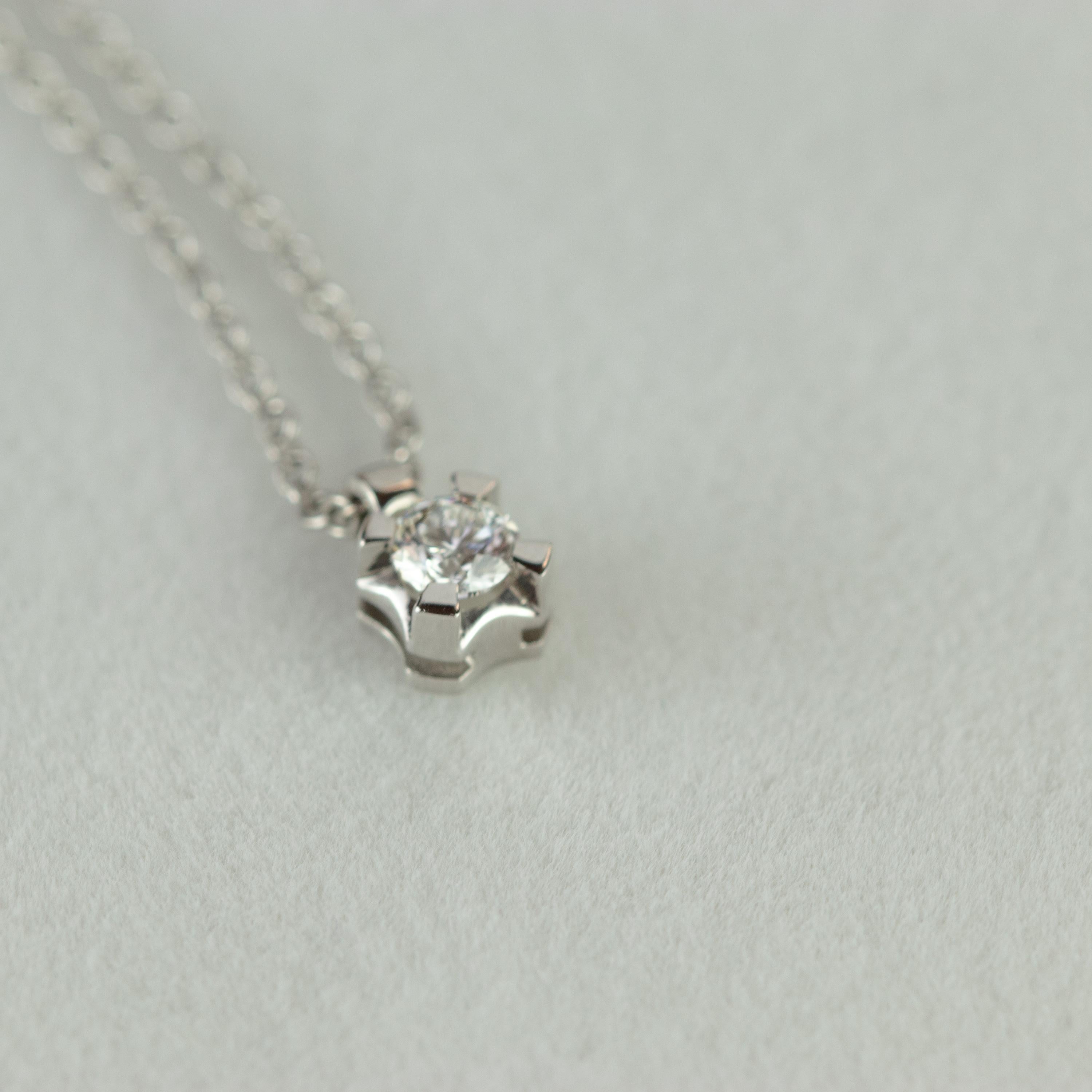 Intini, collier à pendentif solitaire en or blanc avec diamants brillants de 0,2 carat en vente 2