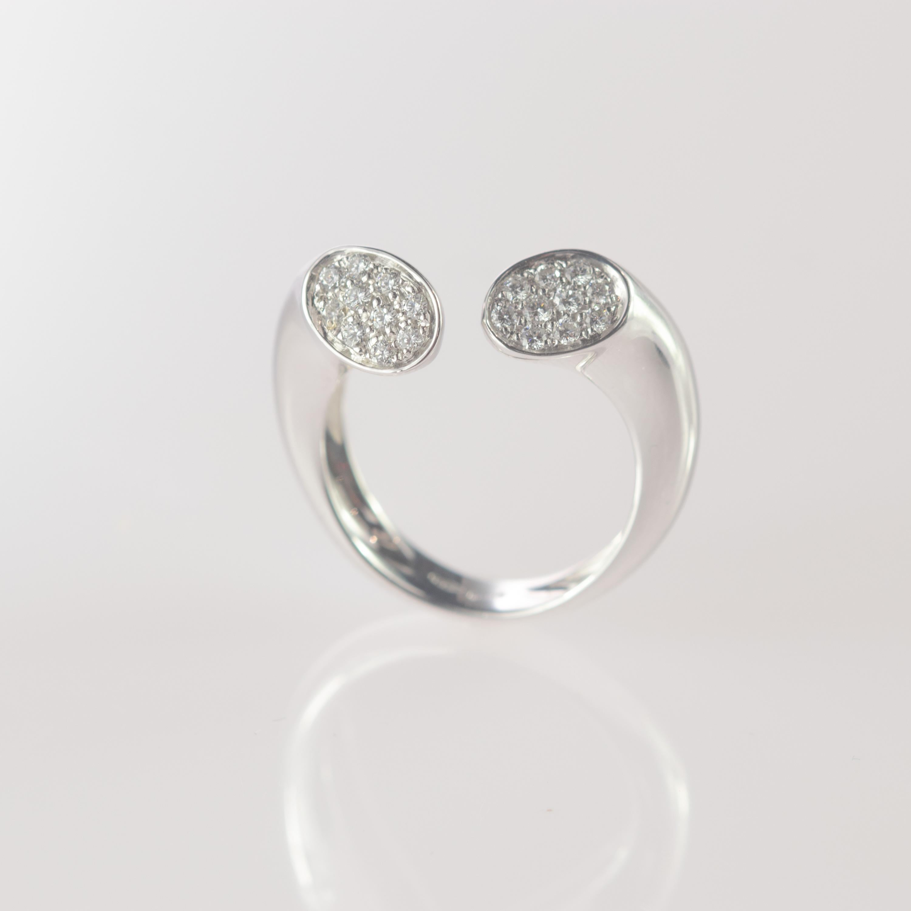 Moderner spiralförmiger runder Diamantring. 0.29 Karat Diamanten gekennzeichnet durch seine brillanten Edelsteine, die in einer zarten Form zusammenkommen, die in einer 18 Karat Weißgold Bypass-Form sitzt. Ein alter, femininer und atemberaubender