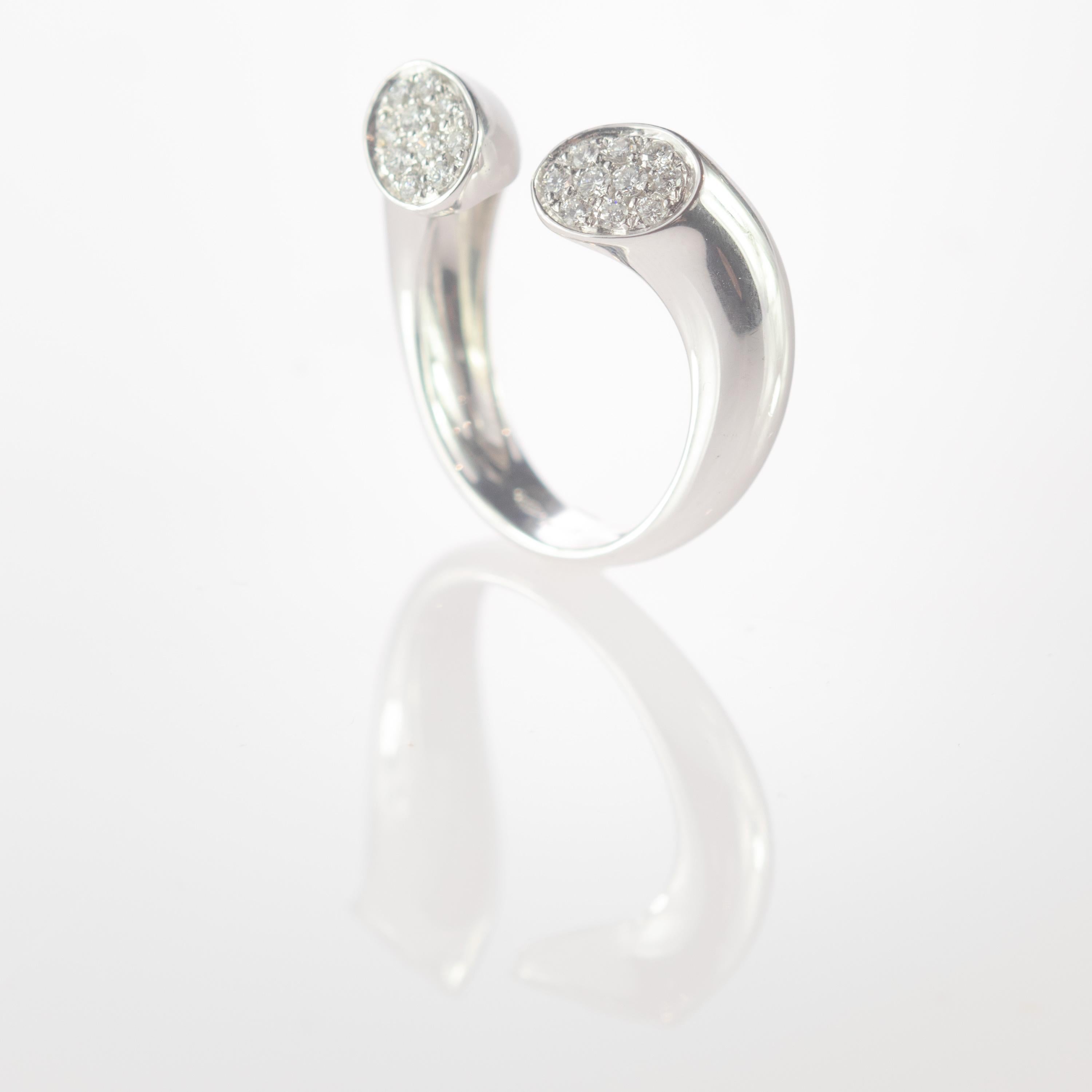 18 Karat Weißgold Bypass-Ring mit 0,29 Karat rundem Diamanten vontini Jewels (Rundschliff) im Angebot