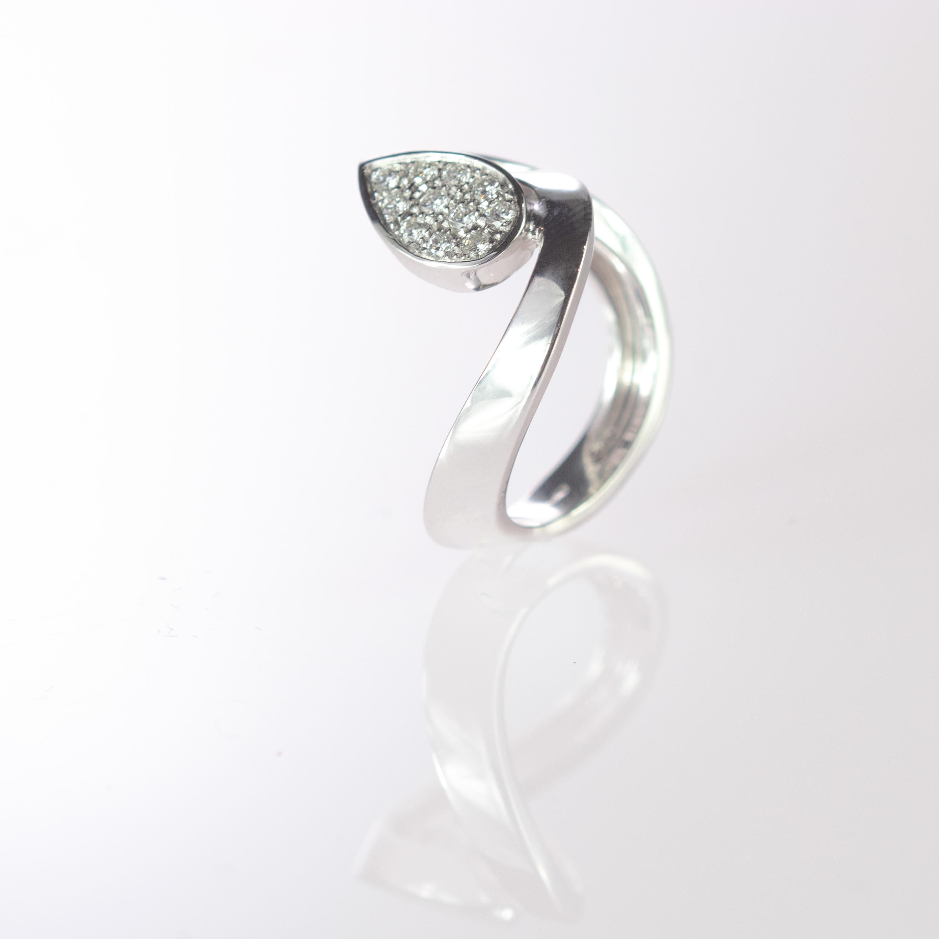 Moderner spiralförmiger runder Diamantring. 0.32 Karat Diamanten gekennzeichnet durch seine brillanten Edelsteine, die in einer zarten Träne / Tropfenform zusammenkommen, die in einem 18 Karat Weißgold Bypass Form sitzt. Ein alter, femininer und