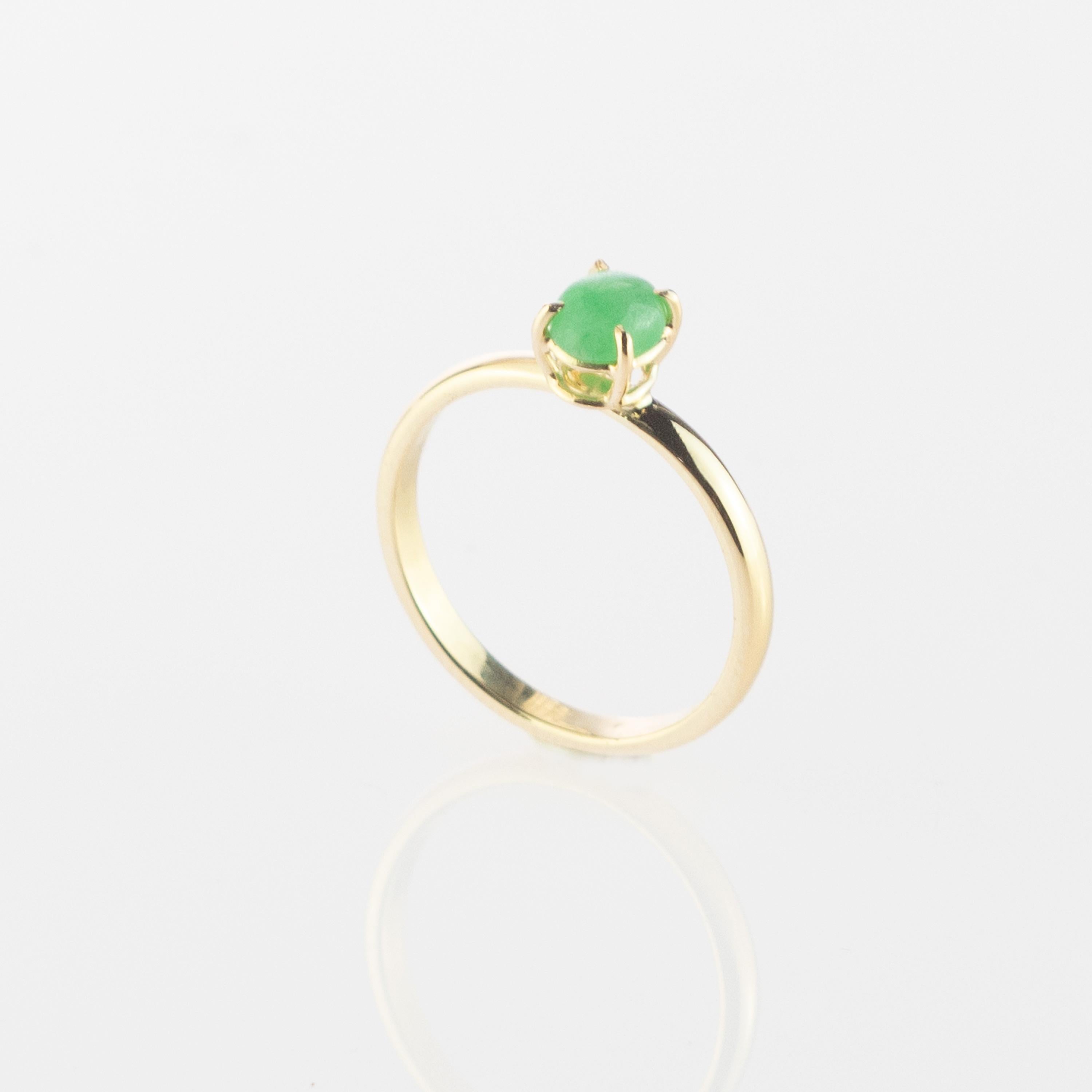 Intini Jewels 0.5 Carat Green Jade 18 Karat Yellow Gold Cocktail Chic Oval Ring For Sale 3