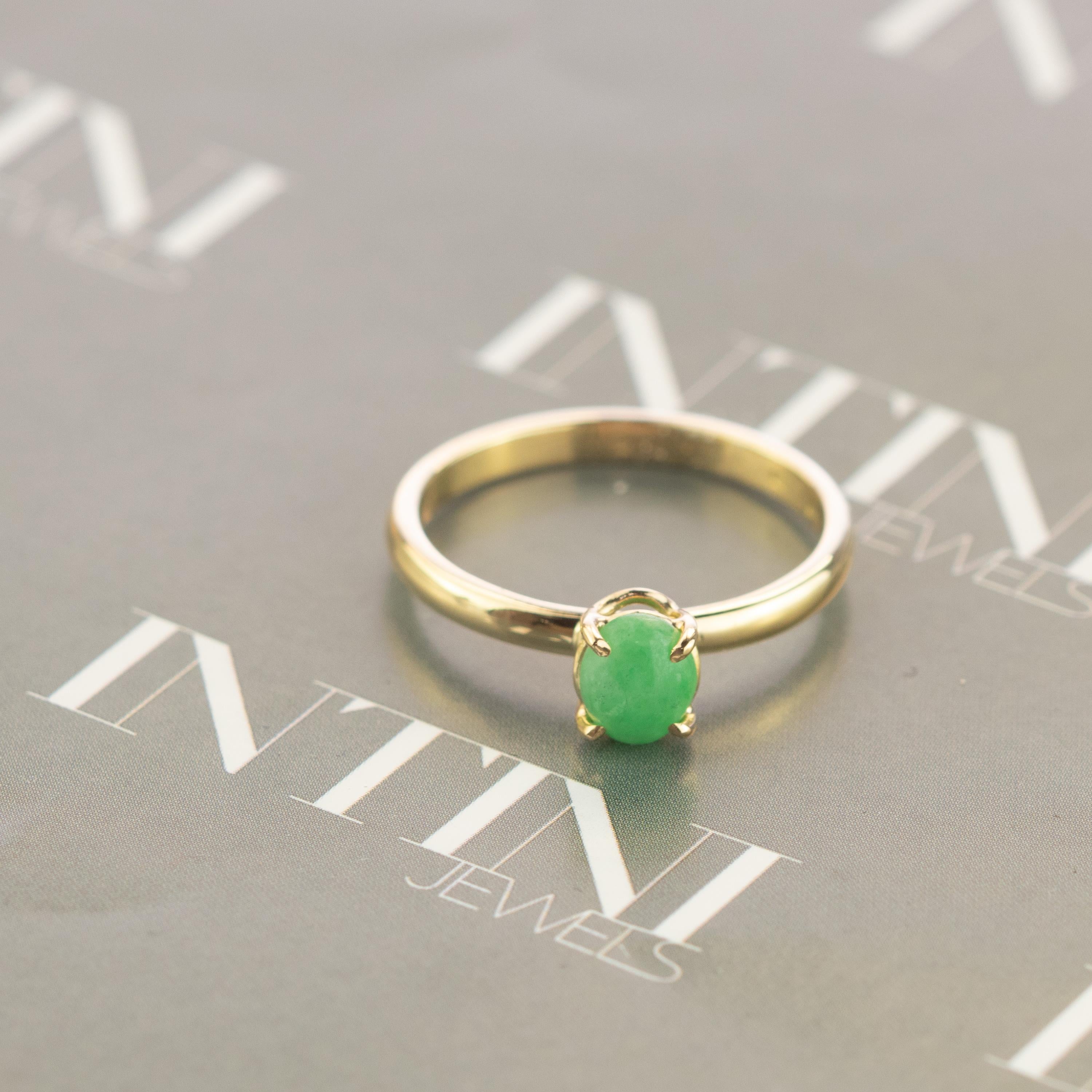 Runder ovaler Peridot Ring Design. 0.ring aus 5 Karat leuchtend grüner Jade auf 9-karätigem Gelbgold, inspiriert von den Farben der süditalienischen Bäume im Frühling. Mit einer perfekten Größe, wird es mit Ihrem täglichen eleganten Outfits zu