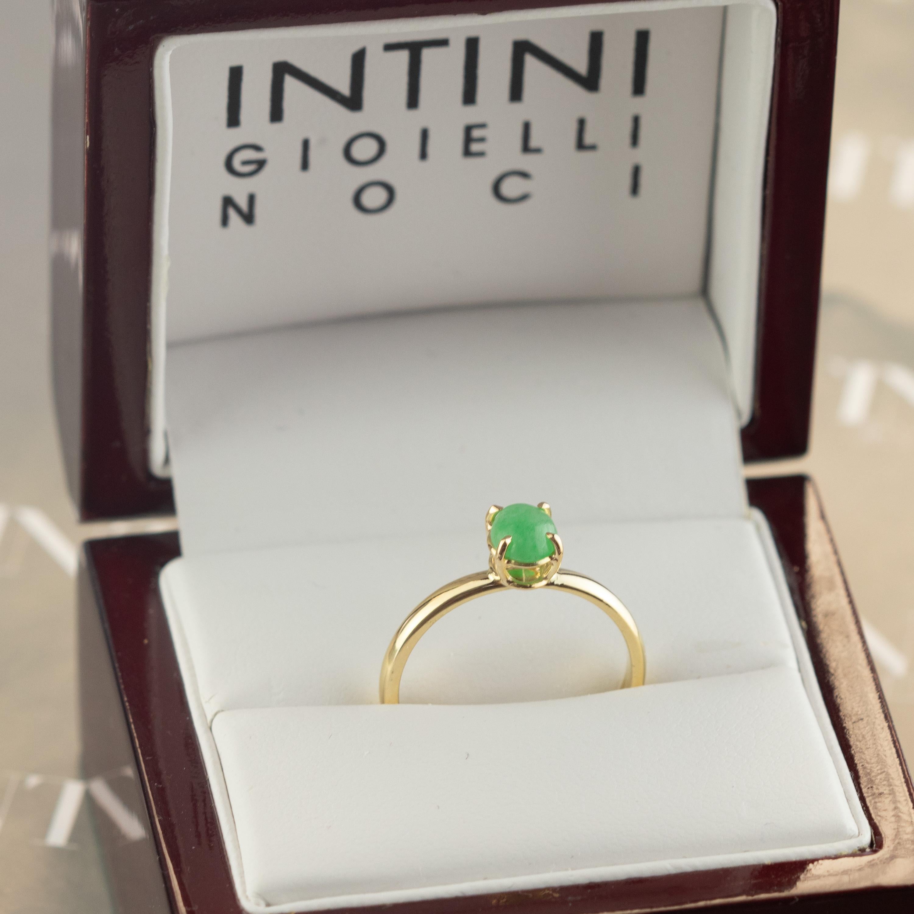 Artisan Intini Jewels 0.5 Carat Green Jade 9 Karat Yellow Gold Cocktail Chic Oval Ring For Sale