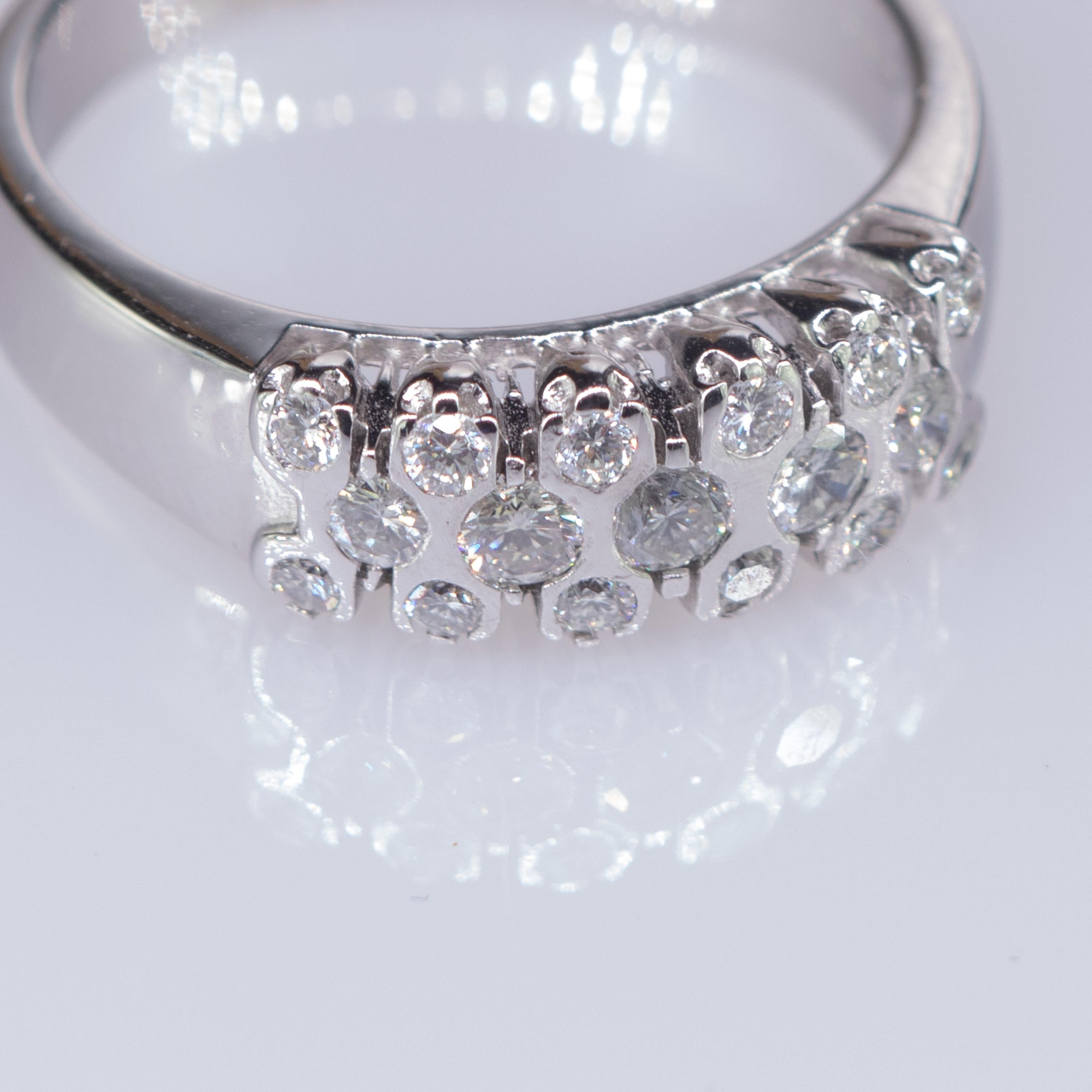 Intini Jewels Anillo de cóctel con banda en racimo de diamantes de 0,55 quilates y oro de 18 quilates en venta 4