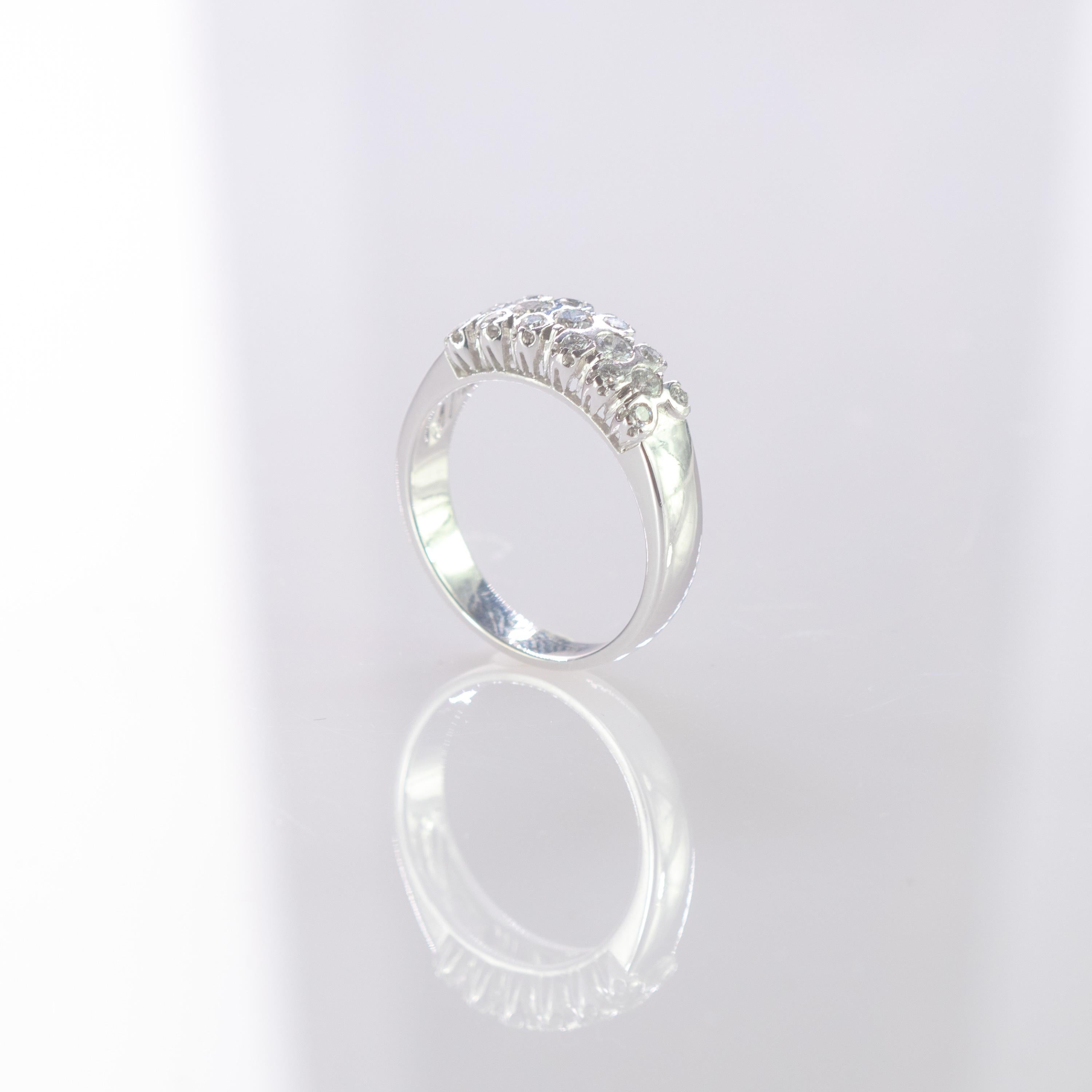 Espléndido e impresionante diseño con una clara mezcla entre moderno y clásico. Anillo de cóctel con banda de oro blanco de 18 quilates adornado con un racimo de diamantes de 0,55 quilates en talla brillante redonda.  El racimo de diamantes comparte