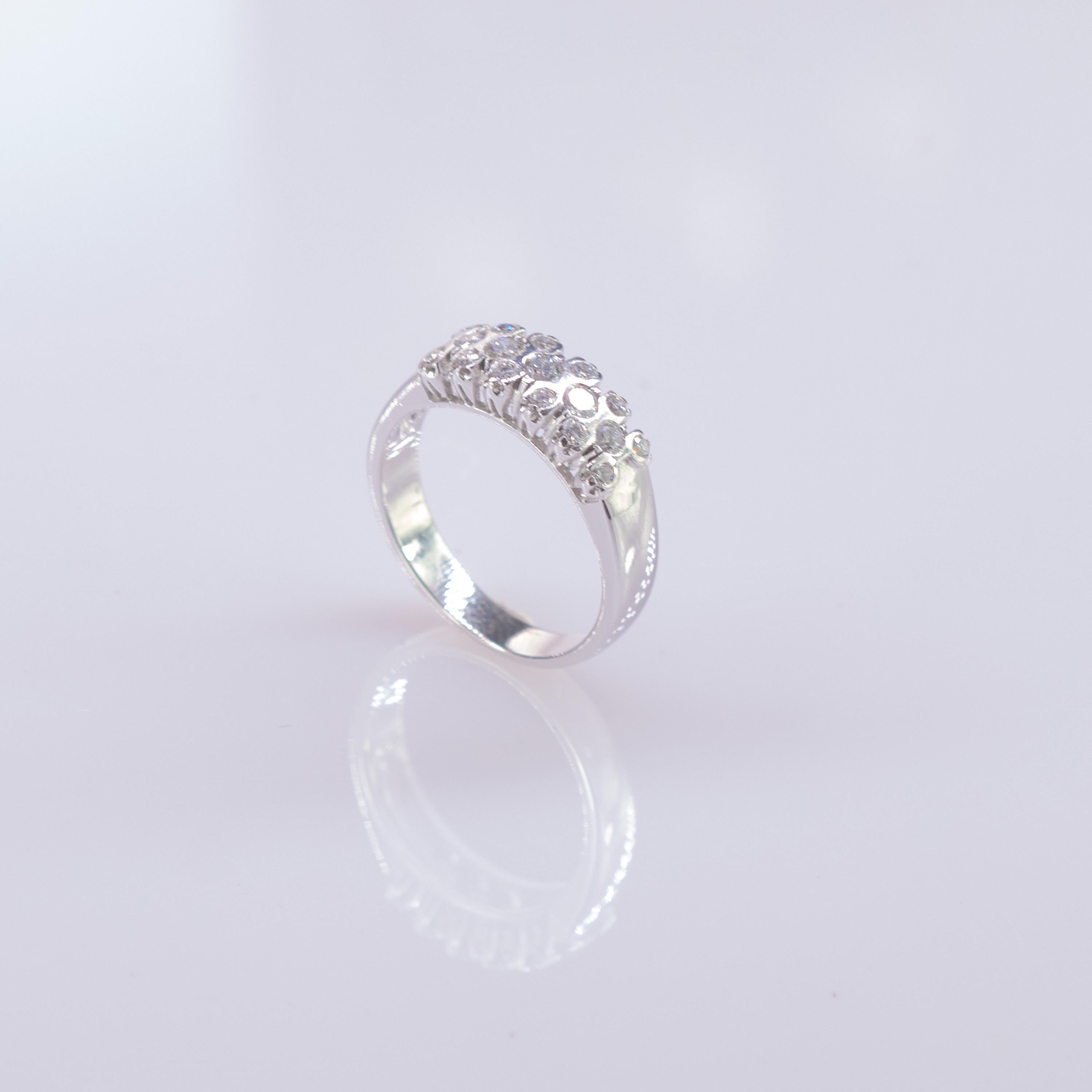 Intini Jewels Anillo de cóctel con banda en racimo de diamantes de 0,55 quilates y oro de 18 quilates Belle Époque en venta