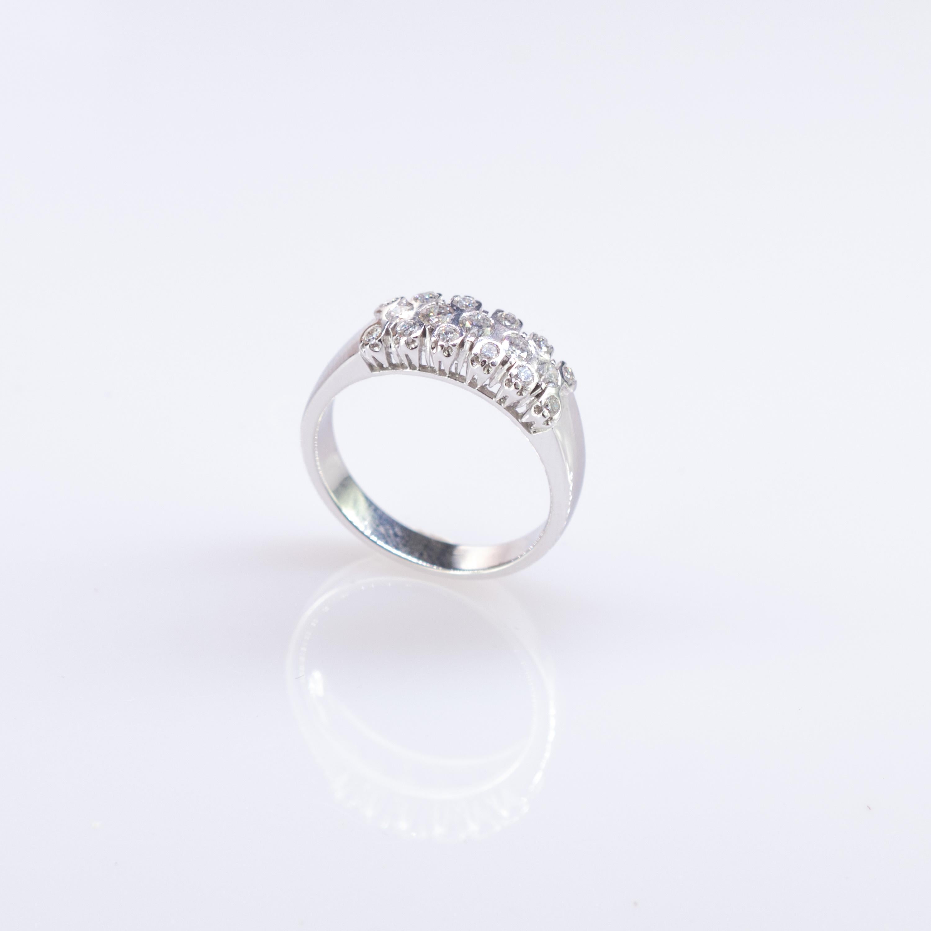 Intini Jewels Anillo de cóctel con banda en racimo de diamantes de 0,55 quilates y oro de 18 quilates Corte brillante en venta