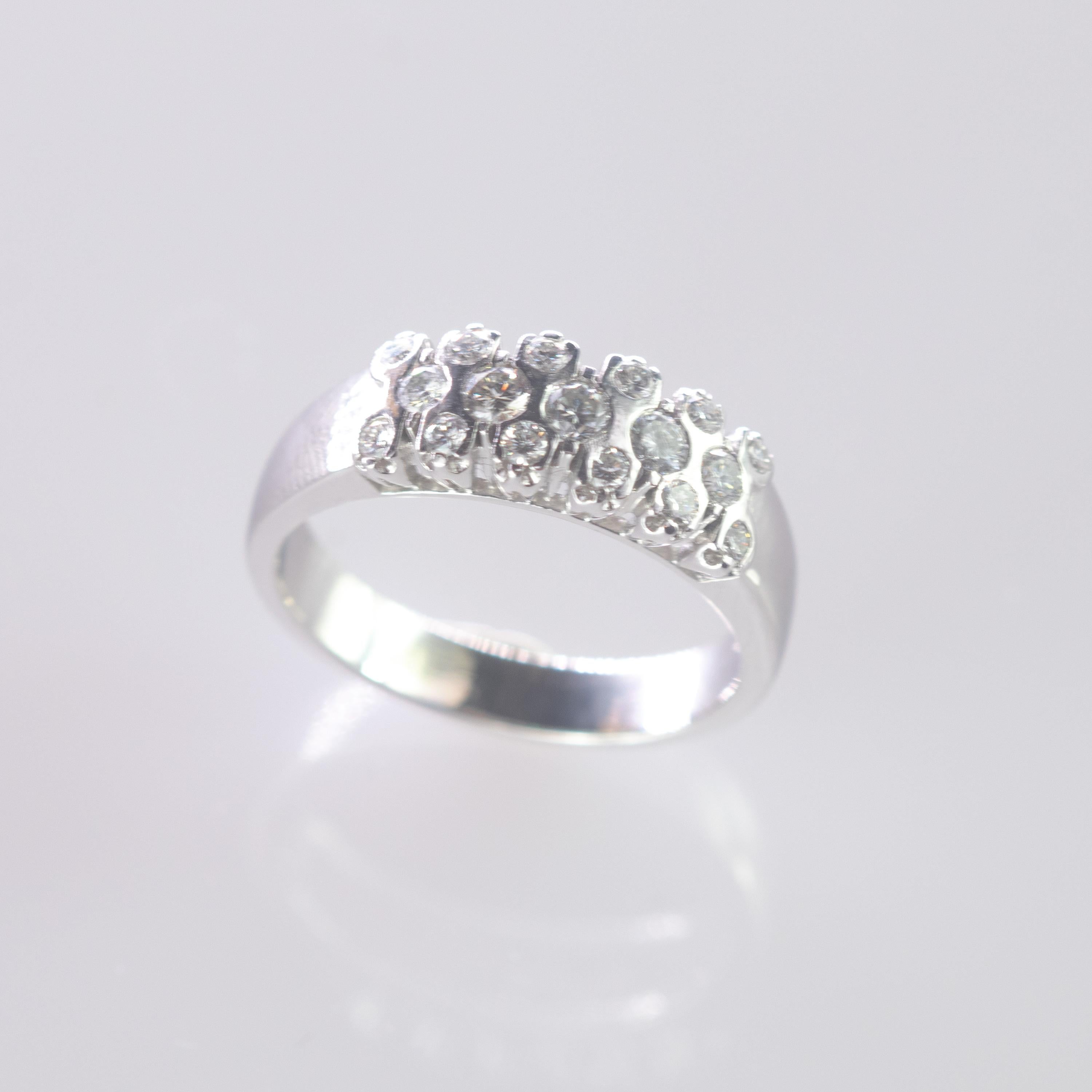 Intini Jewels Anillo de cóctel con banda en racimo de diamantes de 0,55 quilates y oro de 18 quilates en Nuevo estado para la venta en Milano, IT