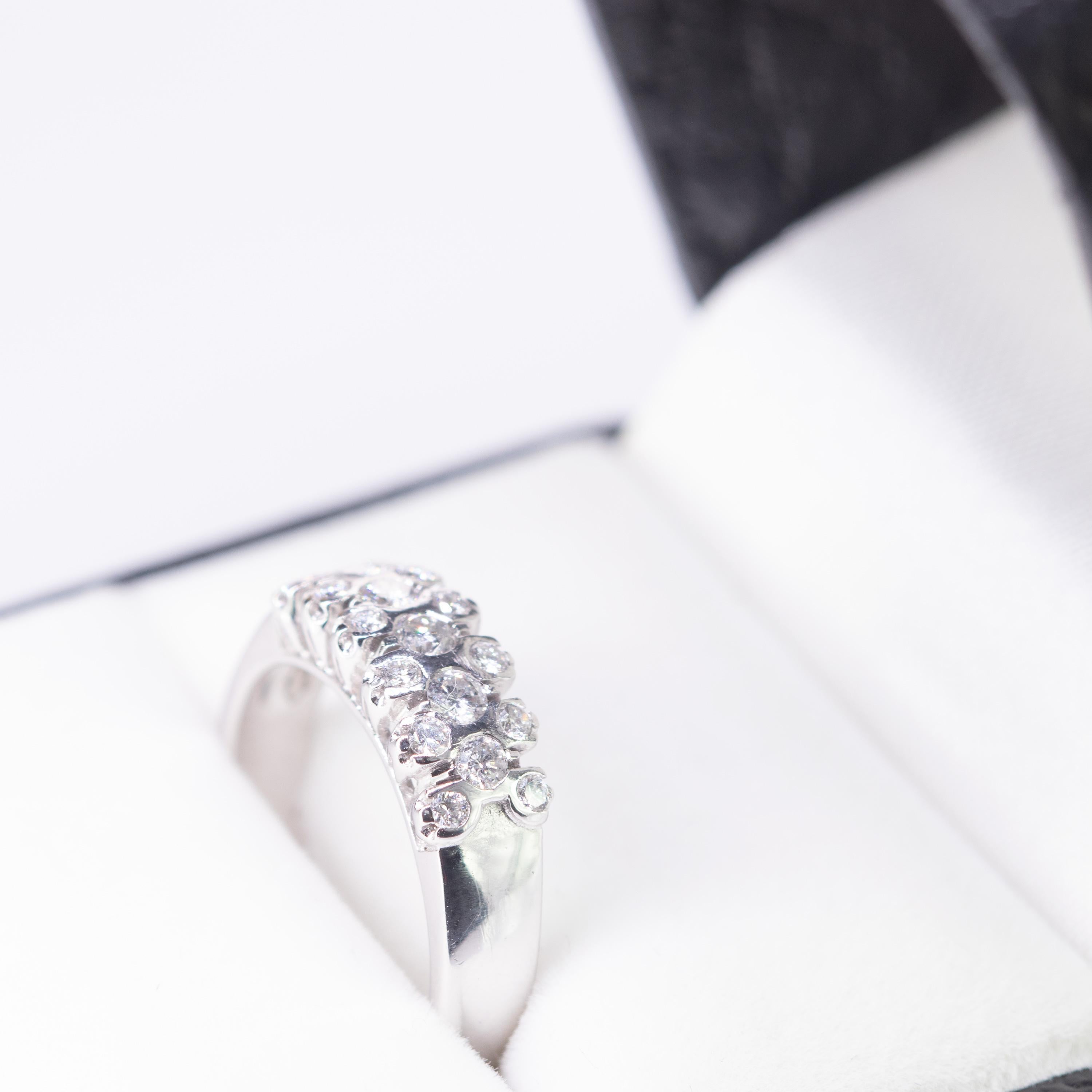 Intini Jewels Anillo de cóctel con banda en racimo de diamantes de 0,55 quilates y oro de 18 quilates en venta 1