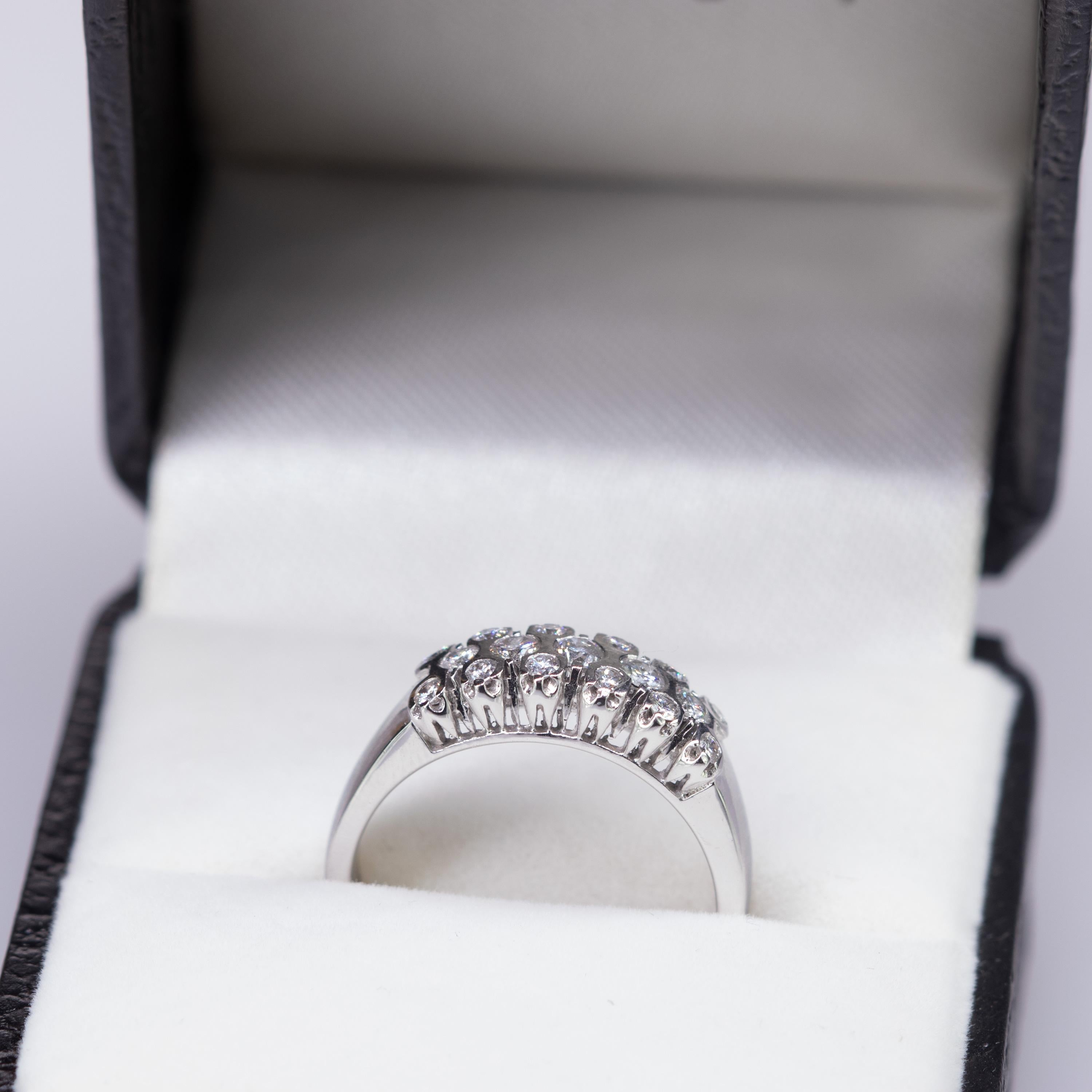 Intini Jewels Anillo de cóctel con banda en racimo de diamantes de 0,55 quilates y oro de 18 quilates en venta 2