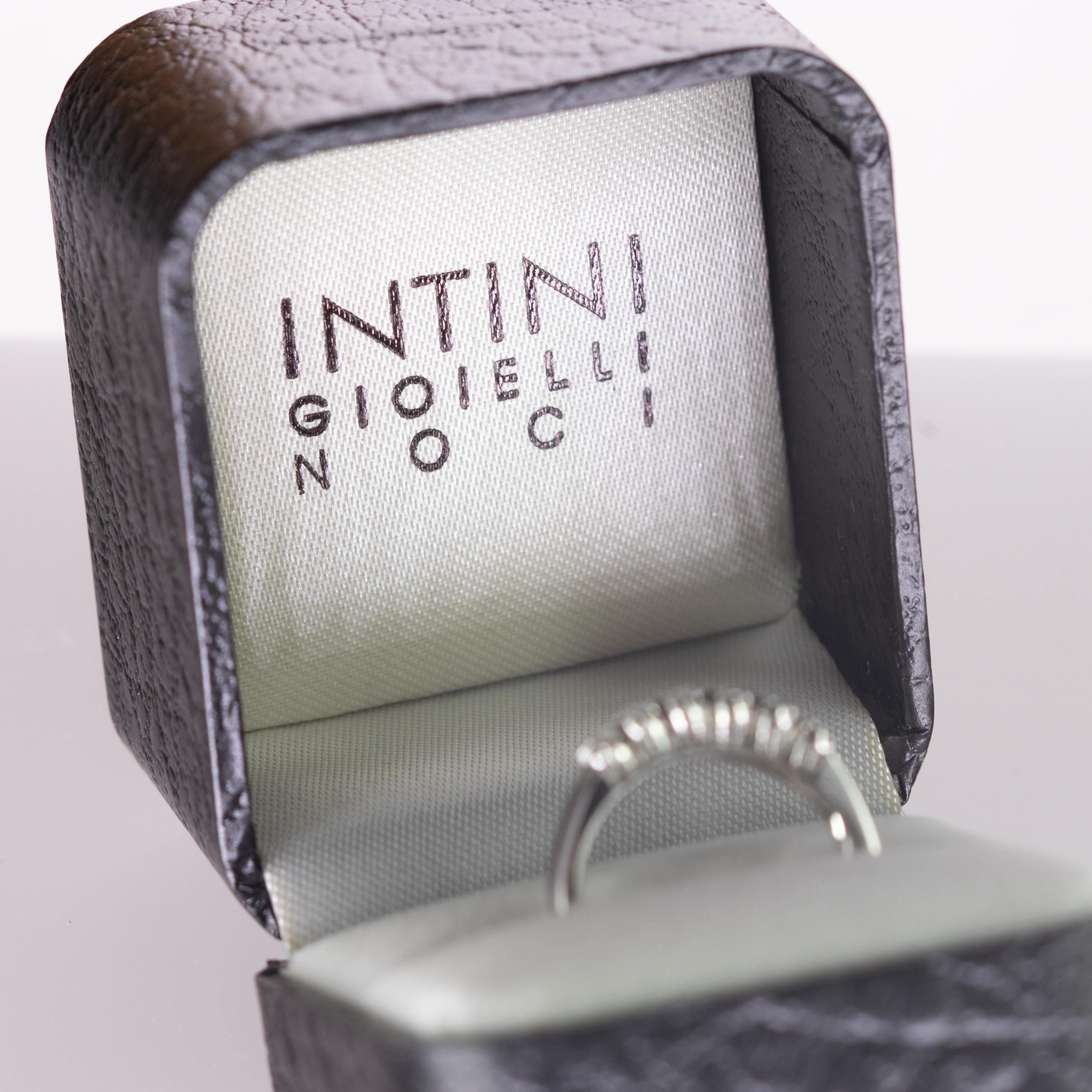 Intini Jewels Anillo de cóctel con banda en racimo de diamantes de 0,55 quilates y oro de 18 quilates en venta 3