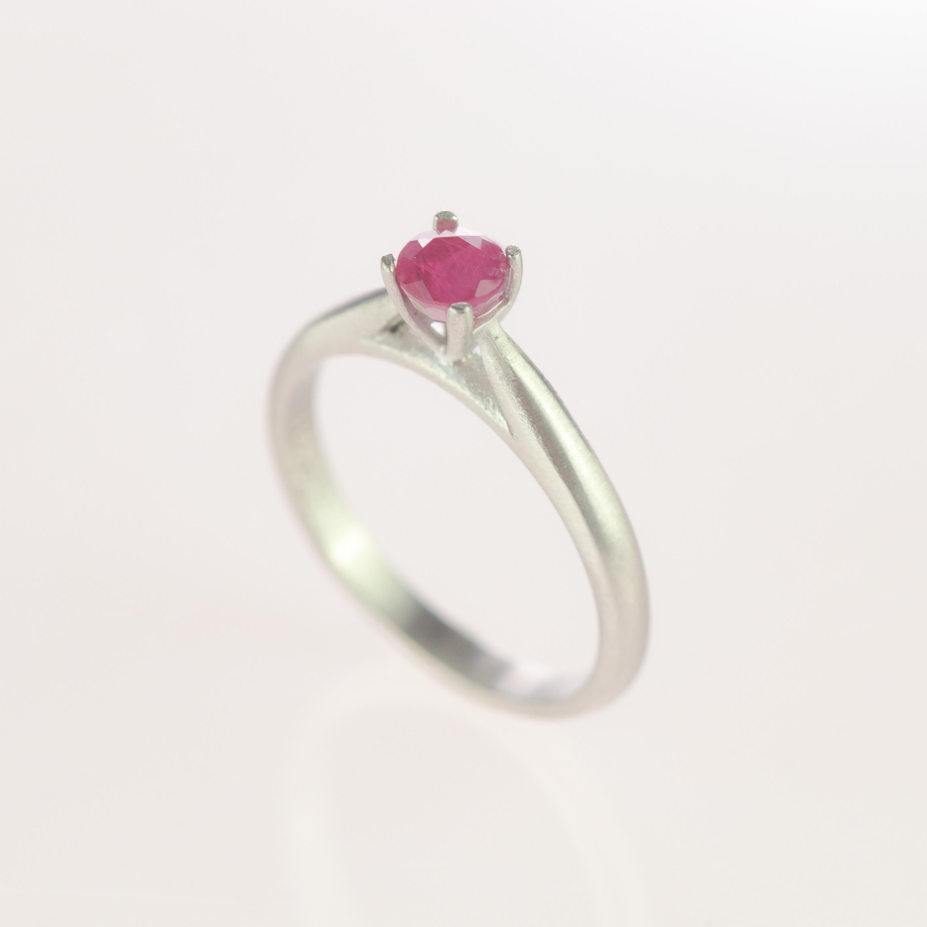 Rubis brillant de 0,551 carat embelli de platine. Inspiré d'une femme forte et merveilleuse, pleine de passion et de désir. D'une taille parfaite, il remplira de lumière le visage de ceux qui le portent.

Ishtar était la divinité babylonienne de