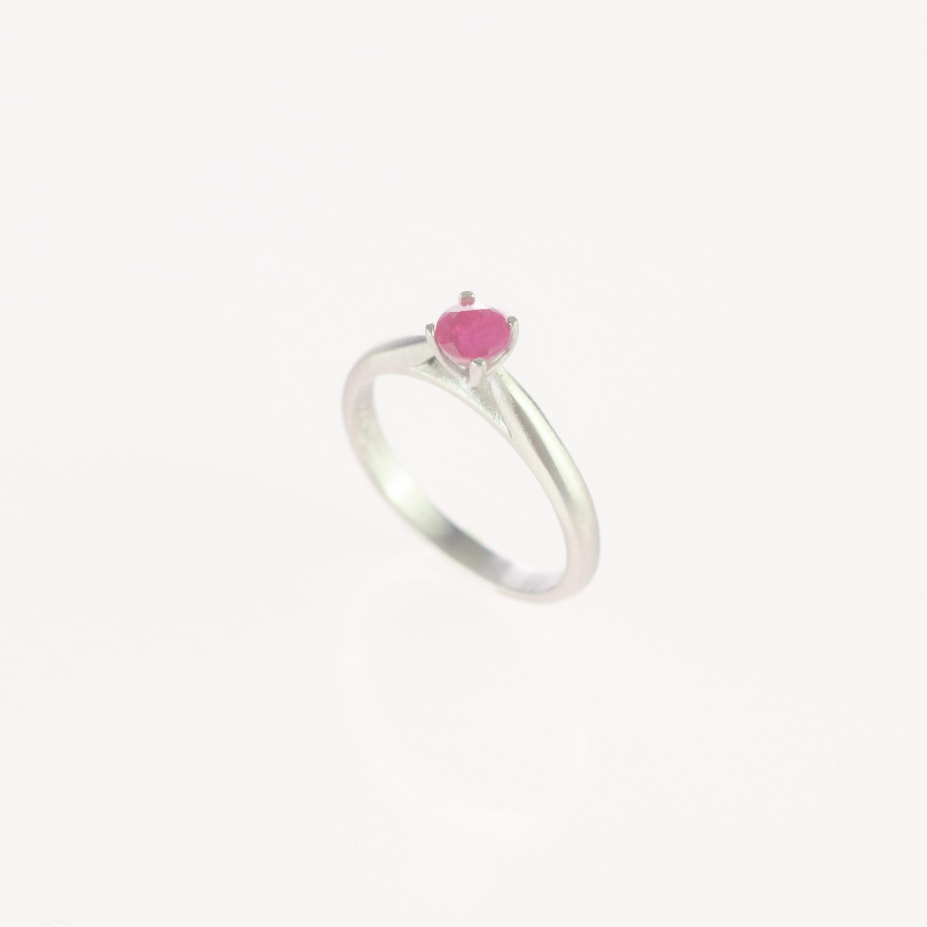 Romantique Intini Jewels Bague cocktail en platine et rubis taille brillant 0,551, faite à la main en vente