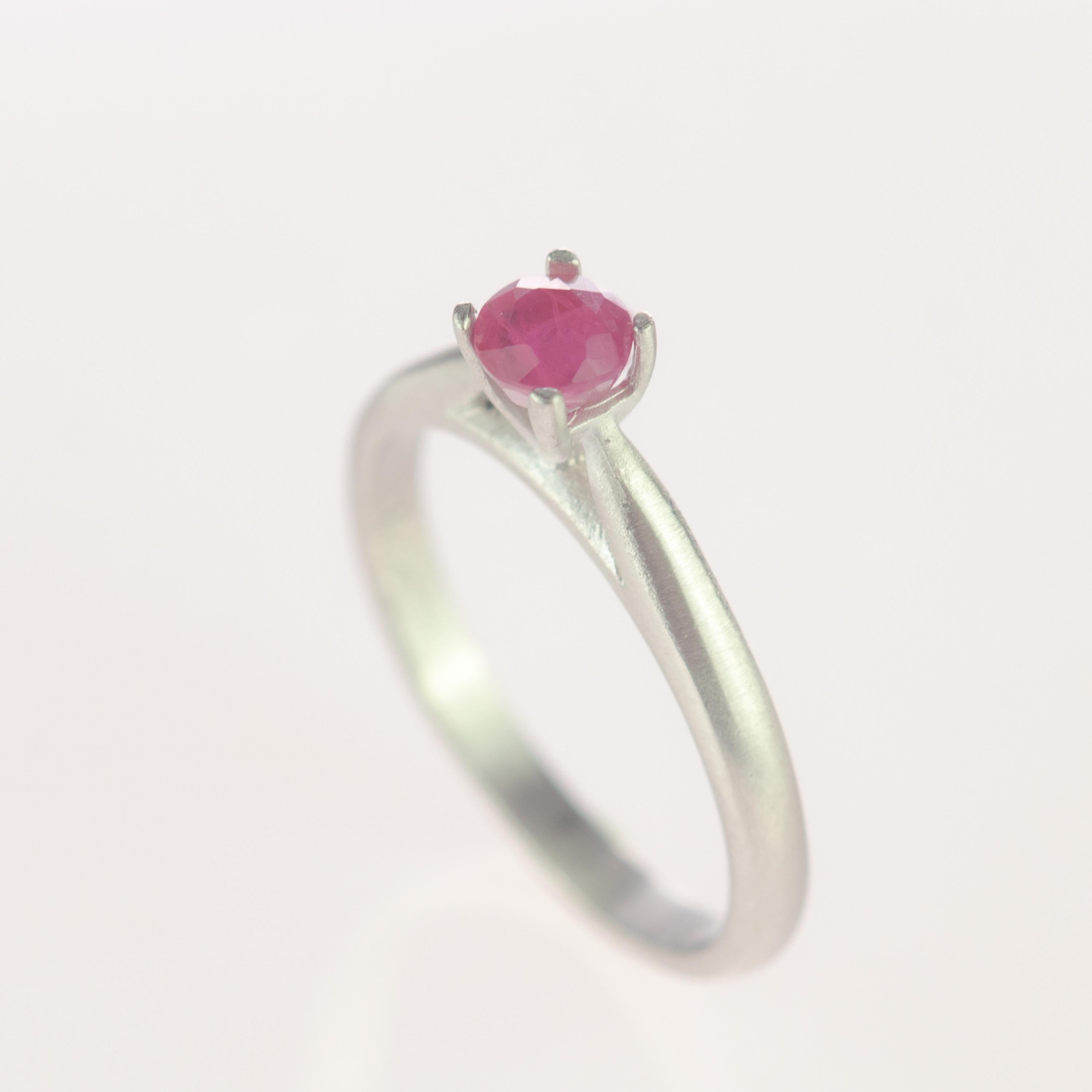 Taille brillant Intini Jewels Bague cocktail en platine et rubis taille brillant 0,551, faite à la main en vente
