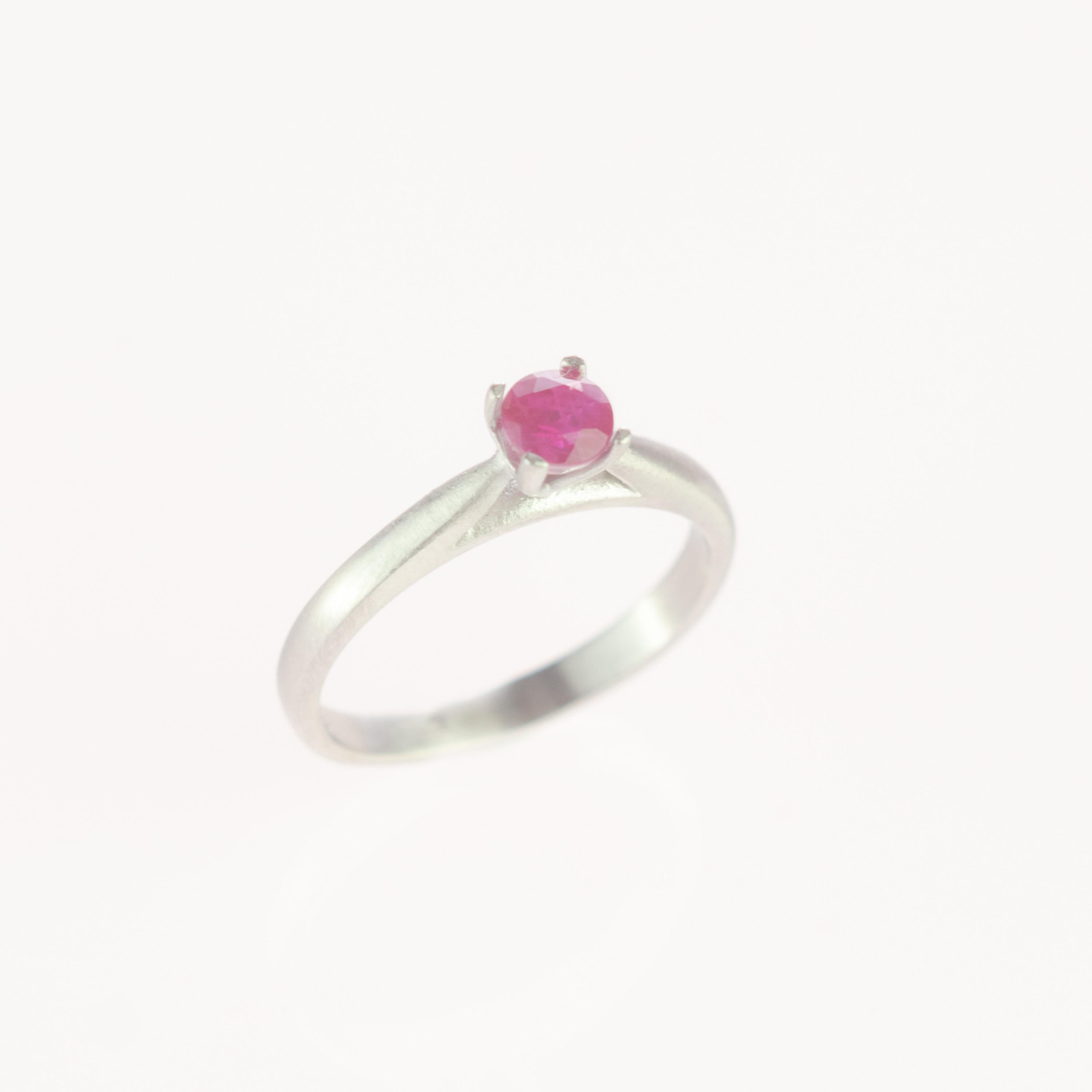 Intini Jewels Bague cocktail en platine et rubis taille brillant 0,551, faite à la main Pour femmes en vente