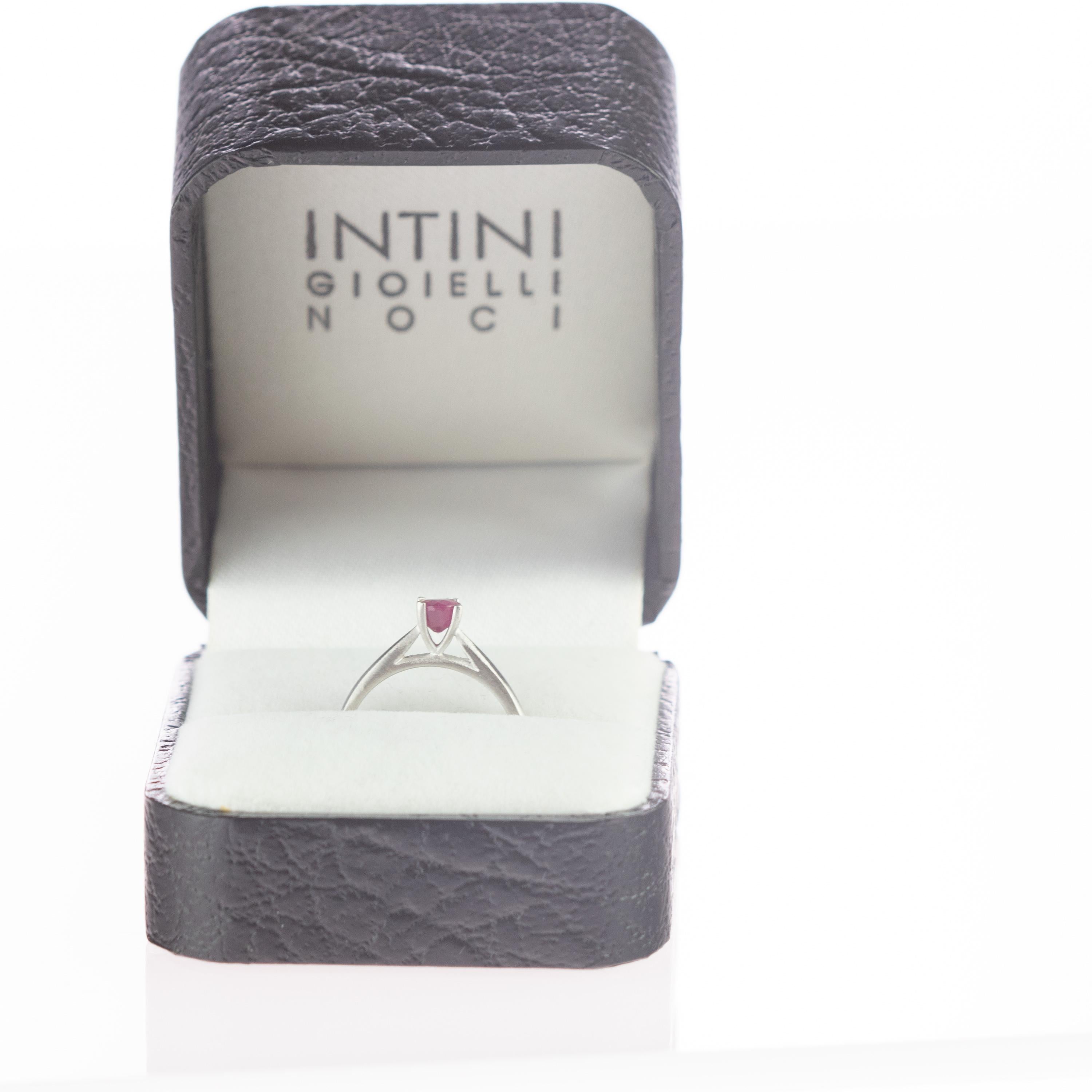 Intini Jewels Bague cocktail en platine et rubis taille brillant 0,551, faite à la main en vente 3