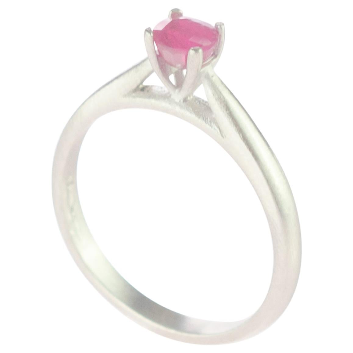 Intini Jewels Bague cocktail en platine et rubis taille brillant 0,551, faite à la main en vente