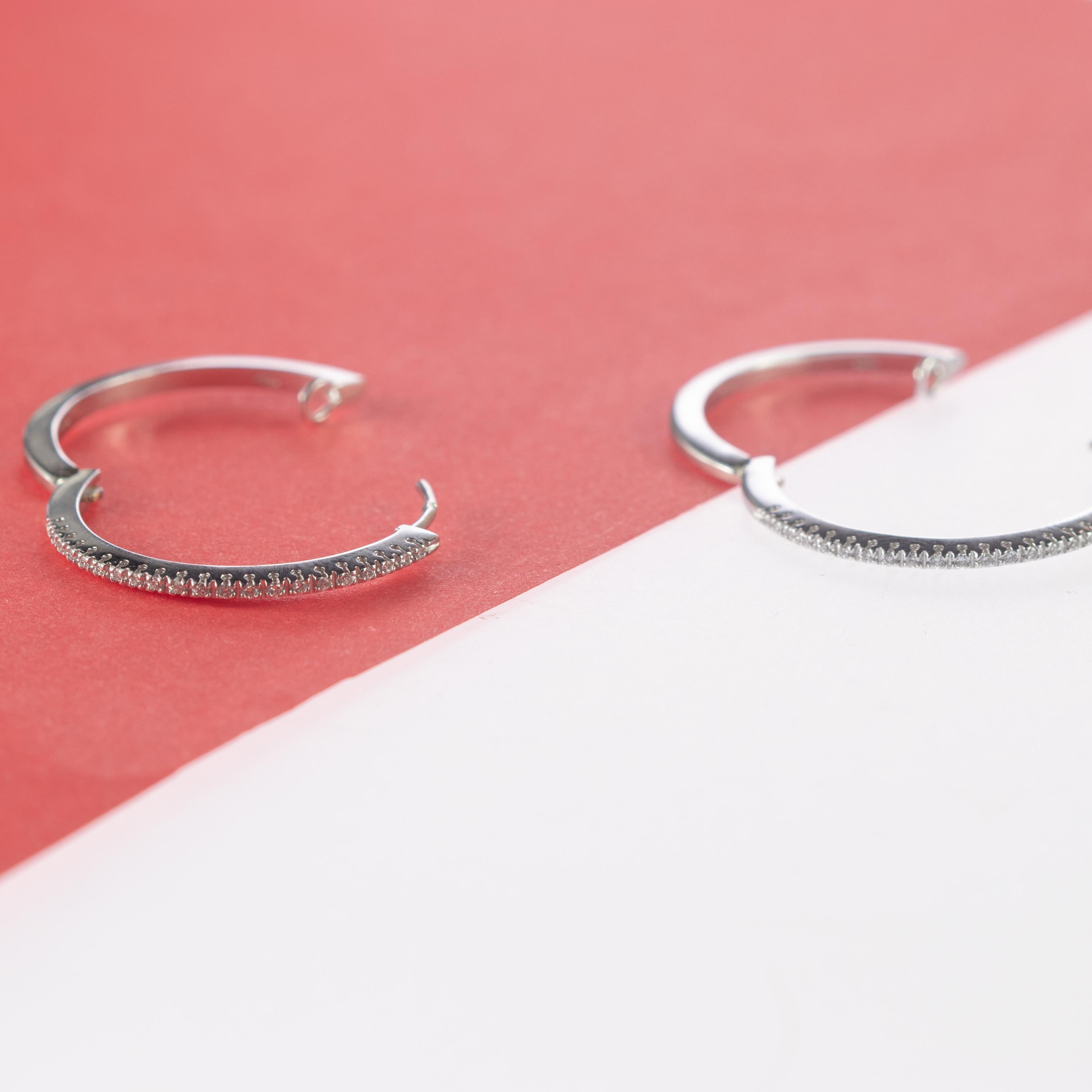 Intini Jewels - Orecchini a cerchio in oro bianco 18 carati con diamante da 0,63 carati in vendita 1