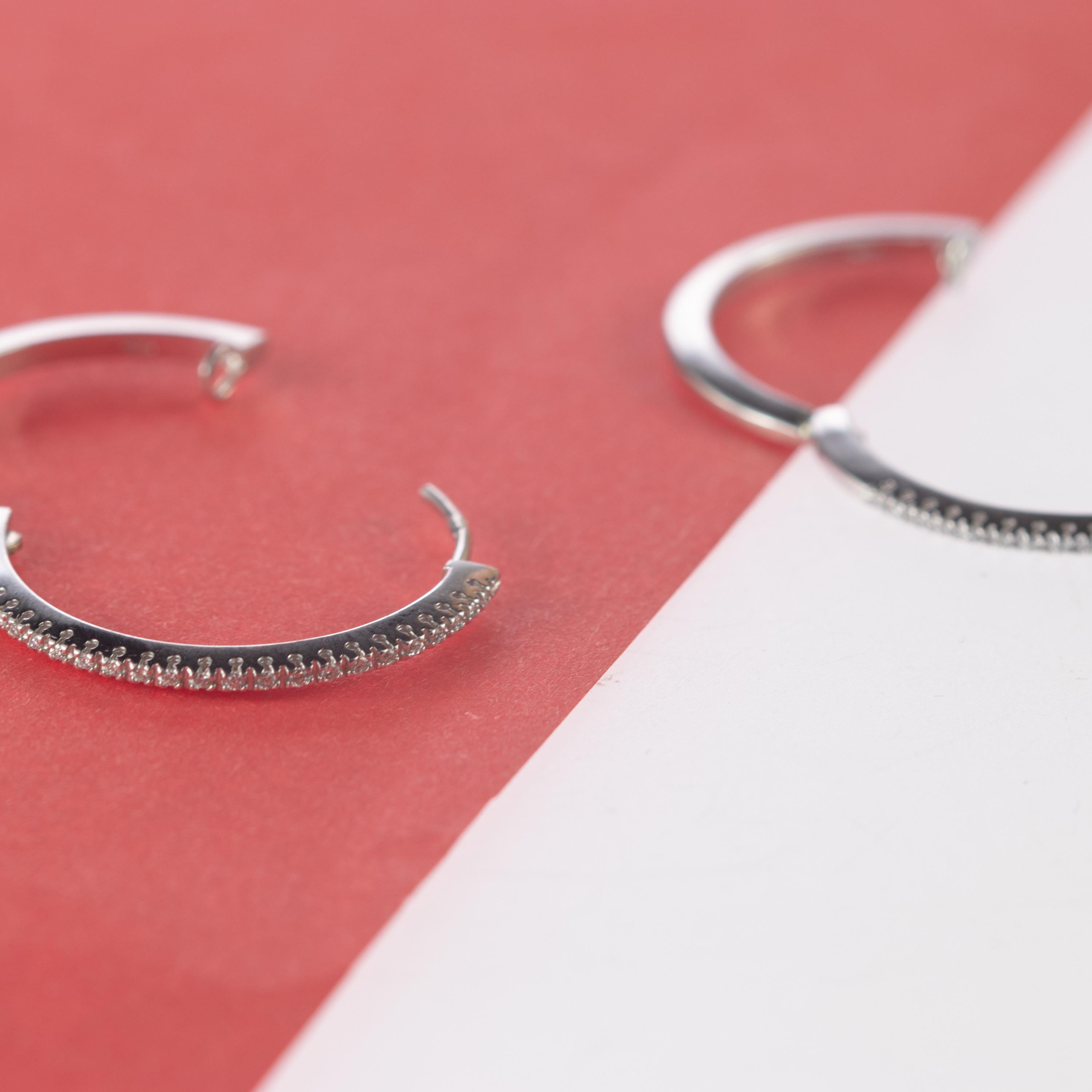 Intini Jewels - Orecchini a cerchio in oro bianco 18 carati con diamante da 0,63 carati in vendita 2