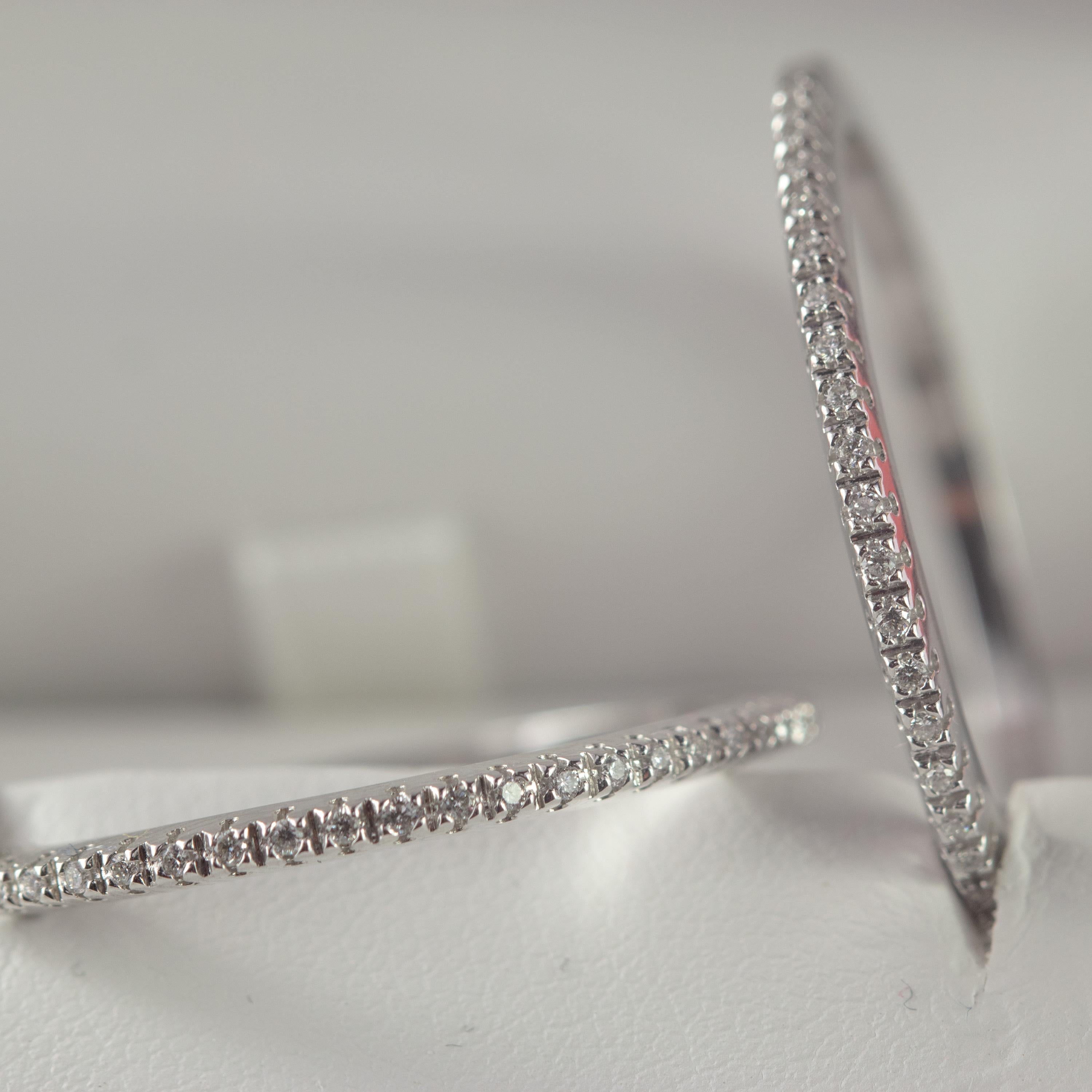 Intini Jewels - Orecchini a cerchio in oro bianco 18 carati con diamante da 0,63 carati in vendita 3