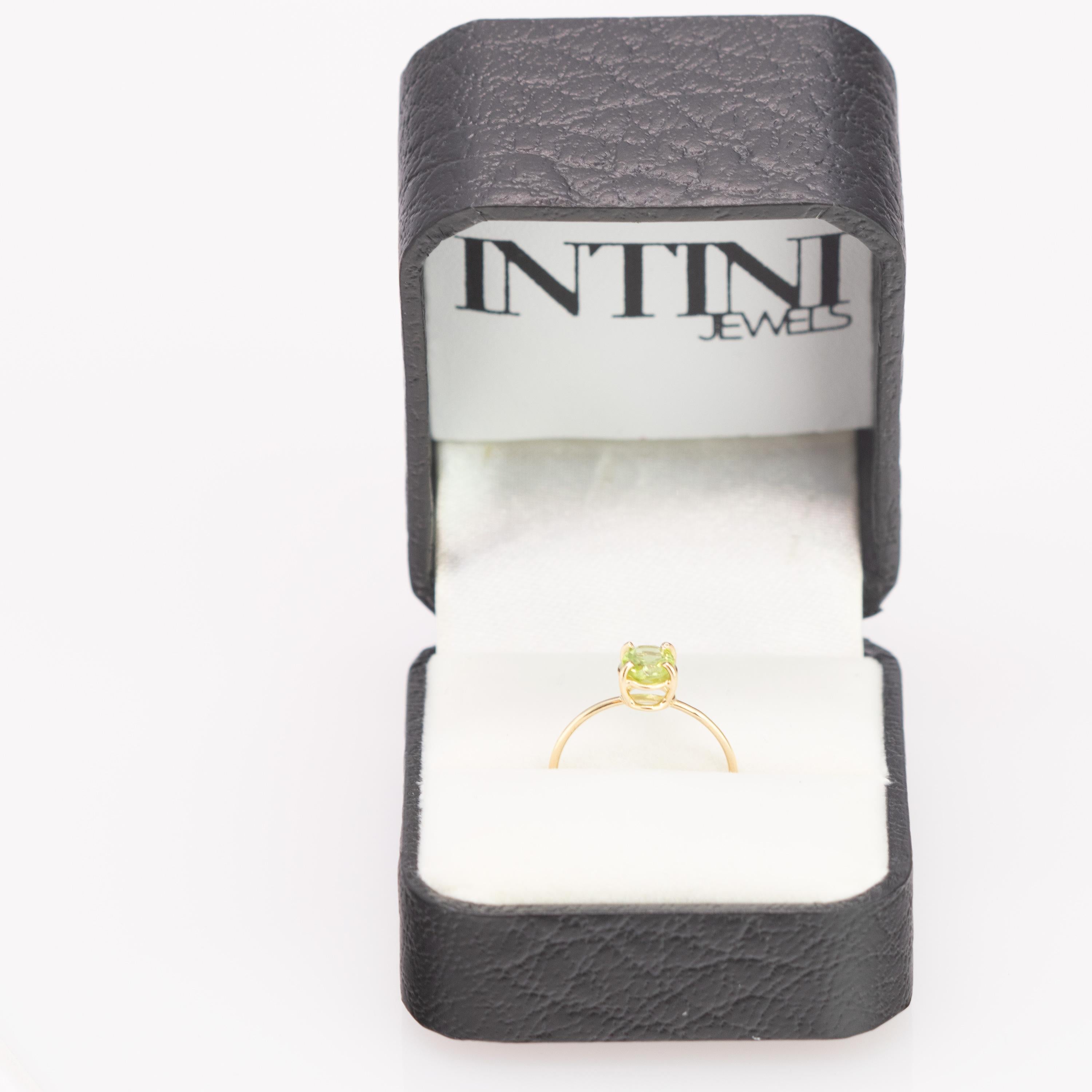 Artisan Intini Jewels 0.65 Carat Peridot 18 Karat Yellow Gold Cocktail Chic Oval Ring For Sale