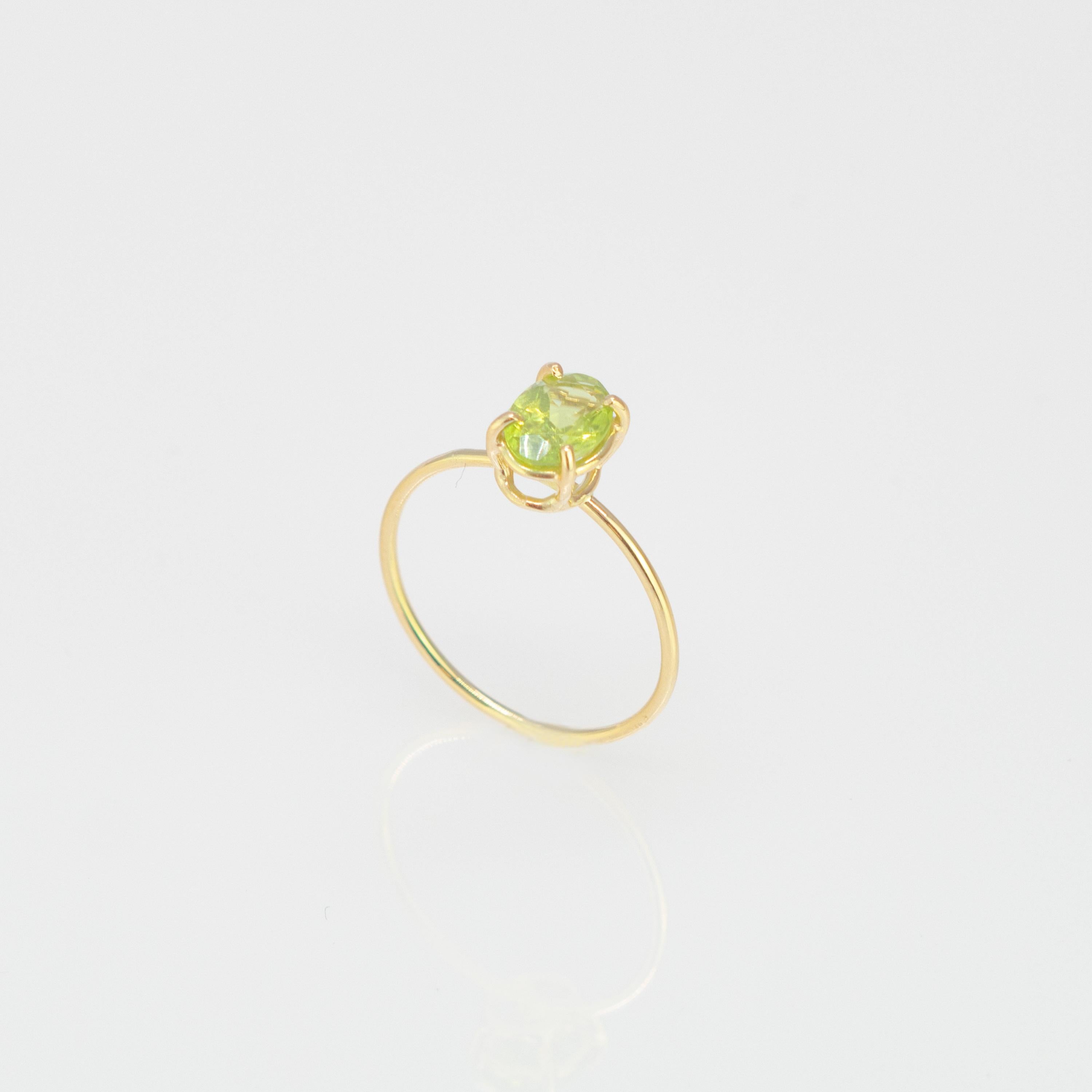 tini Jewels 0,65 Karat Peridot 18 Karat Gelbgold Cocktail Chic Oval Ring im Angebot 1