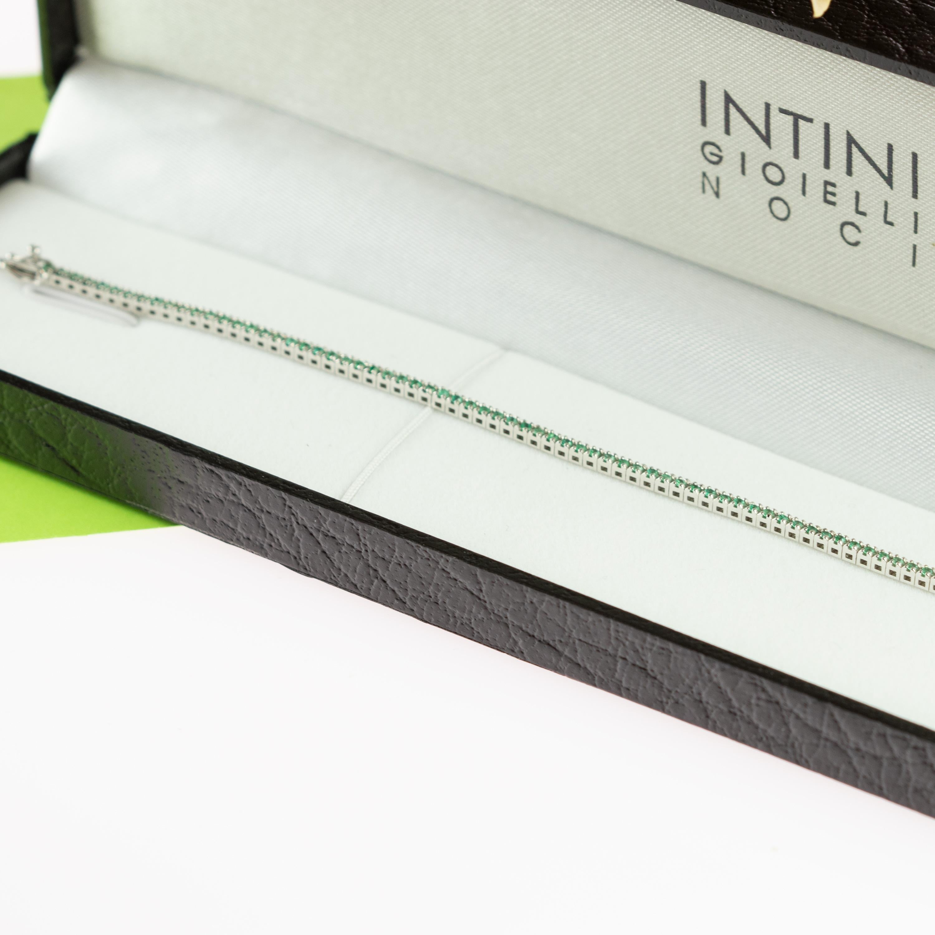 Intini Jewels Esmeraldas talladas de 1,3 quilates Pulsera de tenis tejida de oro blanco de 18 quilates en venta 2